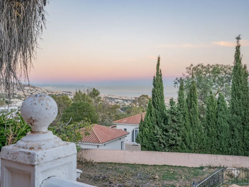 Magnificent Villa in Benalmádena Pueblo to finish renovating -  Spacious property for sale located in a quiet area, with a land size of 2,638 m². The main house has two floors, with a living room and fireplace on the upper floor, and a terrace with impres