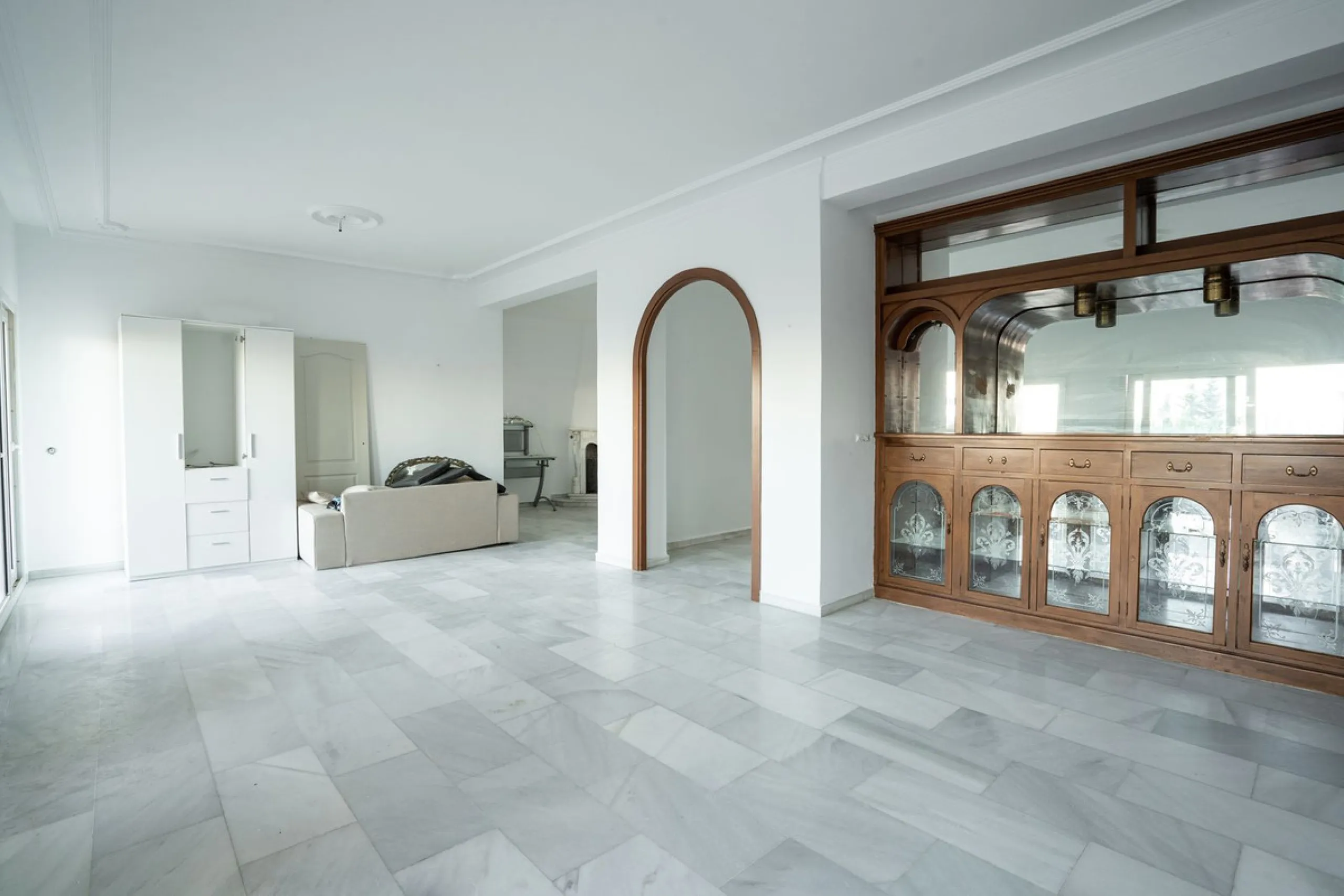 Magnificent Villa in Benalmádena Pueblo to finish renovating -  Spacious property for sale located in a quiet area, with a land size of 2,638 m². The main house has two floors, with a living room and fireplace on the upper floor, and a terrace with impres