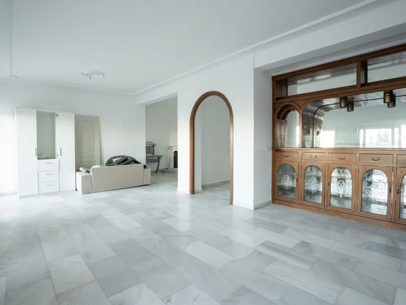 Magnificent Villa in Benalmádena Pueblo to finish renovating -  Spacious property for sale located in a quiet area, with a land size of 2,638 m². The main house has two floors, with a living room and fireplace on the upper floor, and a terrace with impres
