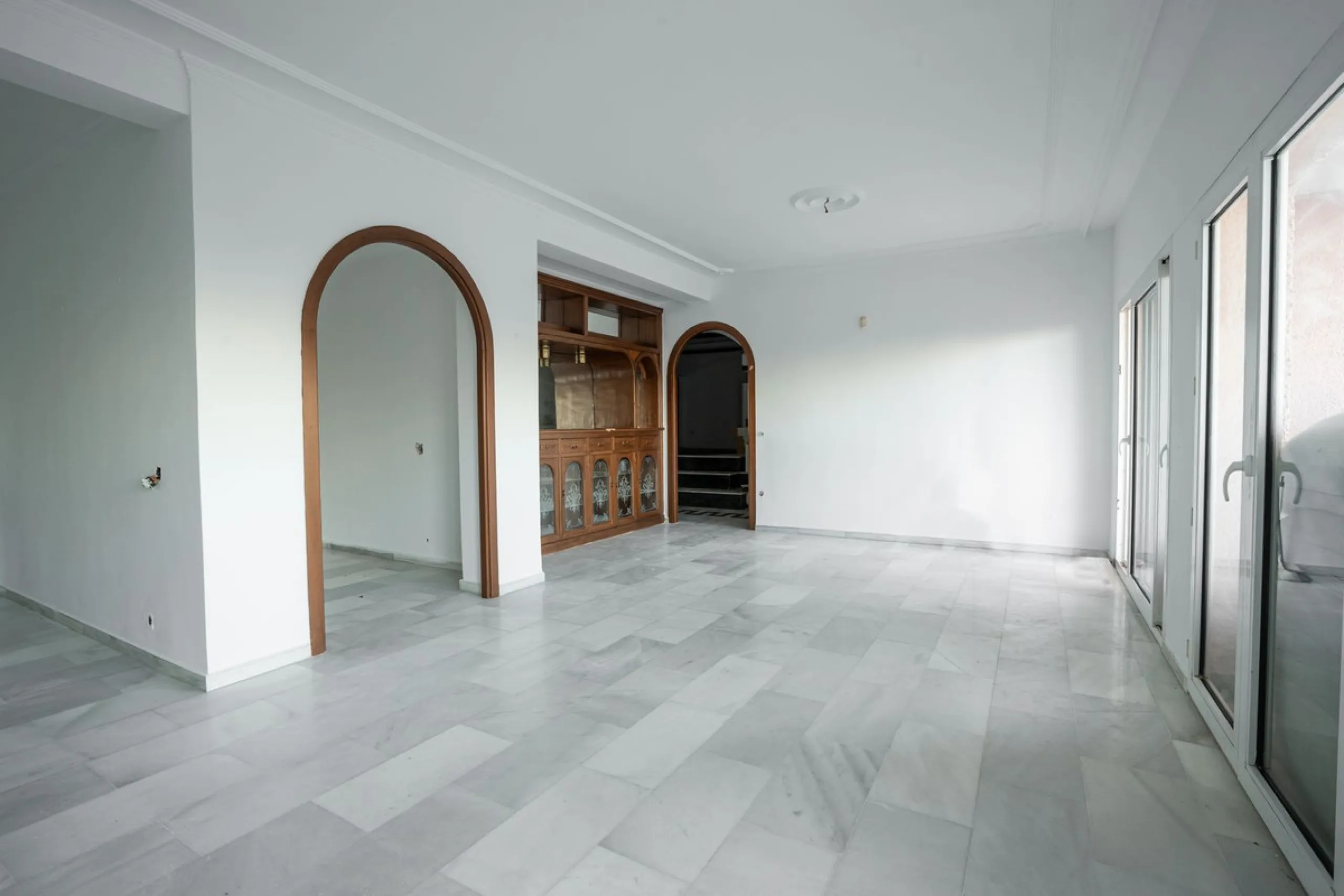 Magnificent Villa in Benalmádena Pueblo to finish renovating -  Spacious property for sale located in a quiet area, with a land size of 2,638 m². The main house has two floors, with a living room and fireplace on the upper floor, and a terrace with impres