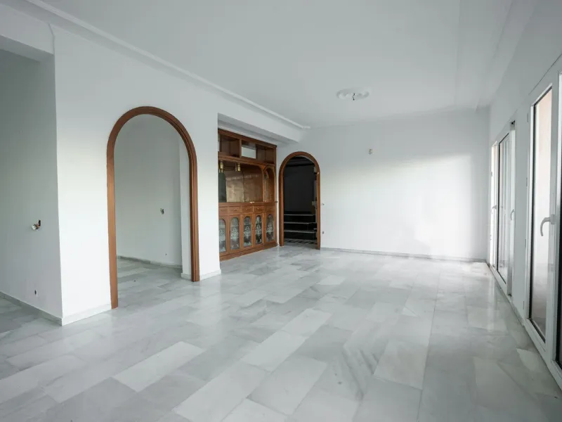 Magnificent Villa in Benalmádena Pueblo to finish renovating -  Spacious property for sale located in a quiet area, with a land size of 2,638 m². The main house has two floors, with a living room and fireplace on the upper floor, and a terrace with impres