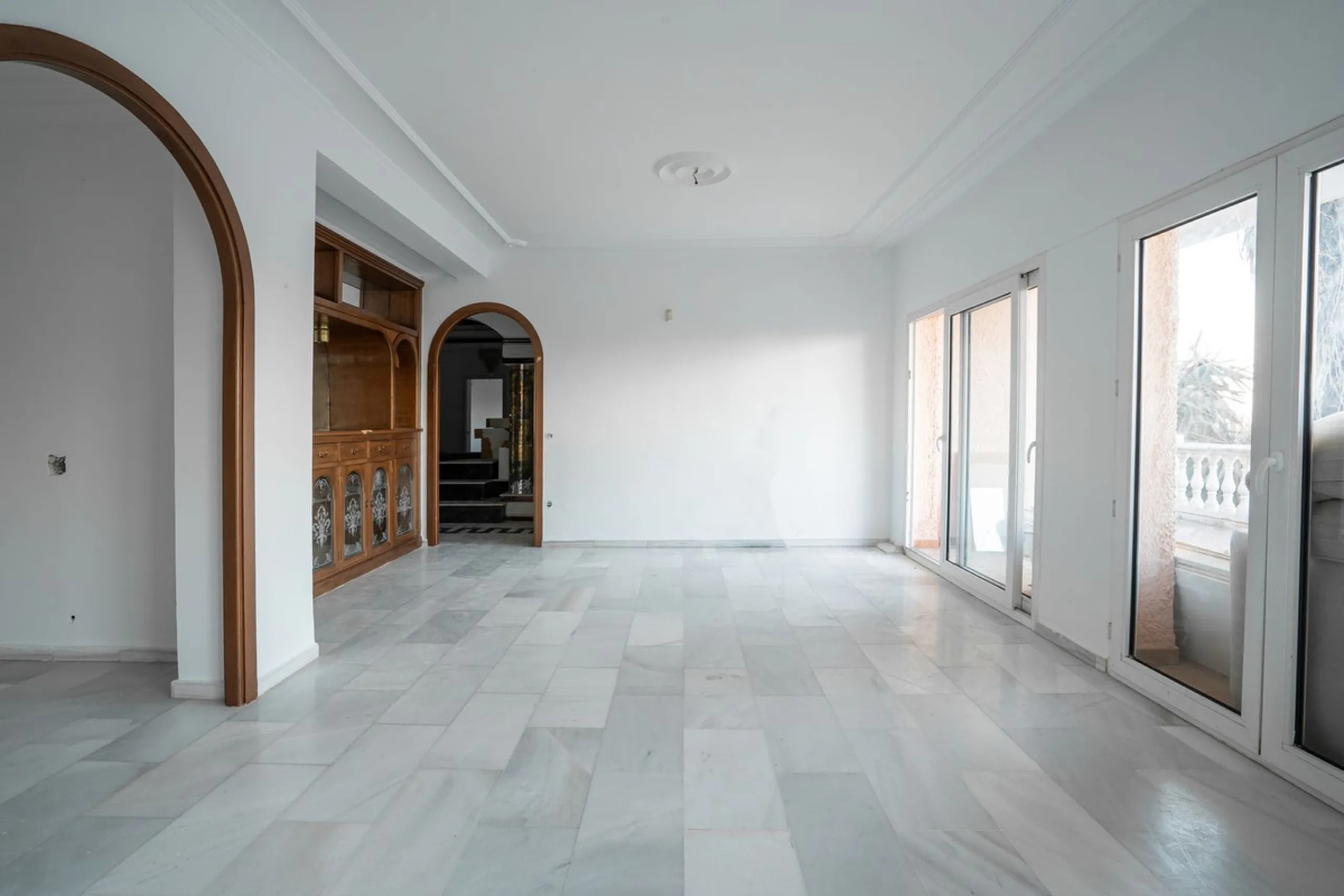 Magnificent Villa in Benalmádena Pueblo to finish renovating -  Spacious property for sale located in a quiet area, with a land size of 2,638 m². The main house has two floors, with a living room and fireplace on the upper floor, and a terrace with impres