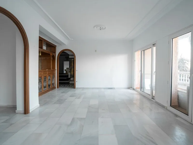 Magnificent Villa in Benalmádena Pueblo to finish renovating -  Spacious property for sale located in a quiet area, with a land size of 2,638 m². The main house has two floors, with a living room and fireplace on the upper floor, and a terrace with impres