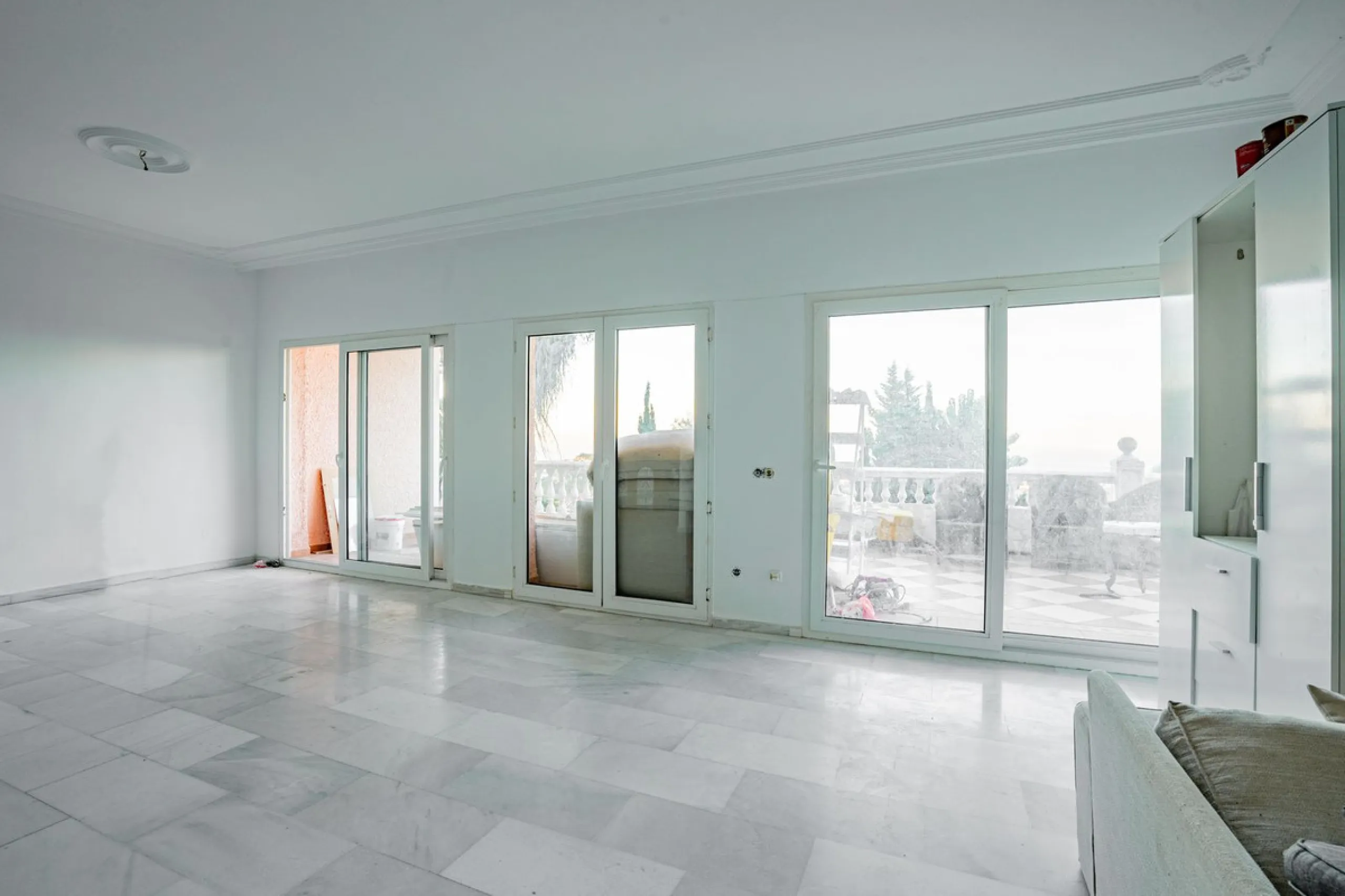 Magnificent Villa in Benalmádena Pueblo to finish renovating -  Spacious property for sale located in a quiet area, with a land size of 2,638 m². The main house has two floors, with a living room and fireplace on the upper floor, and a terrace with impres