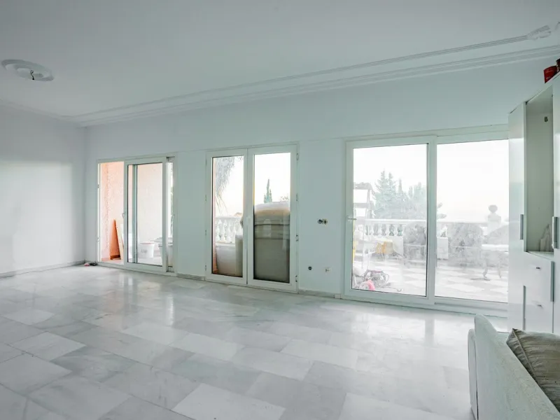 Magnificent Villa in Benalmádena Pueblo to finish renovating -  Spacious property for sale located in a quiet area, with a land size of 2,638 m². The main house has two floors, with a living room and fireplace on the upper floor, and a terrace with impres