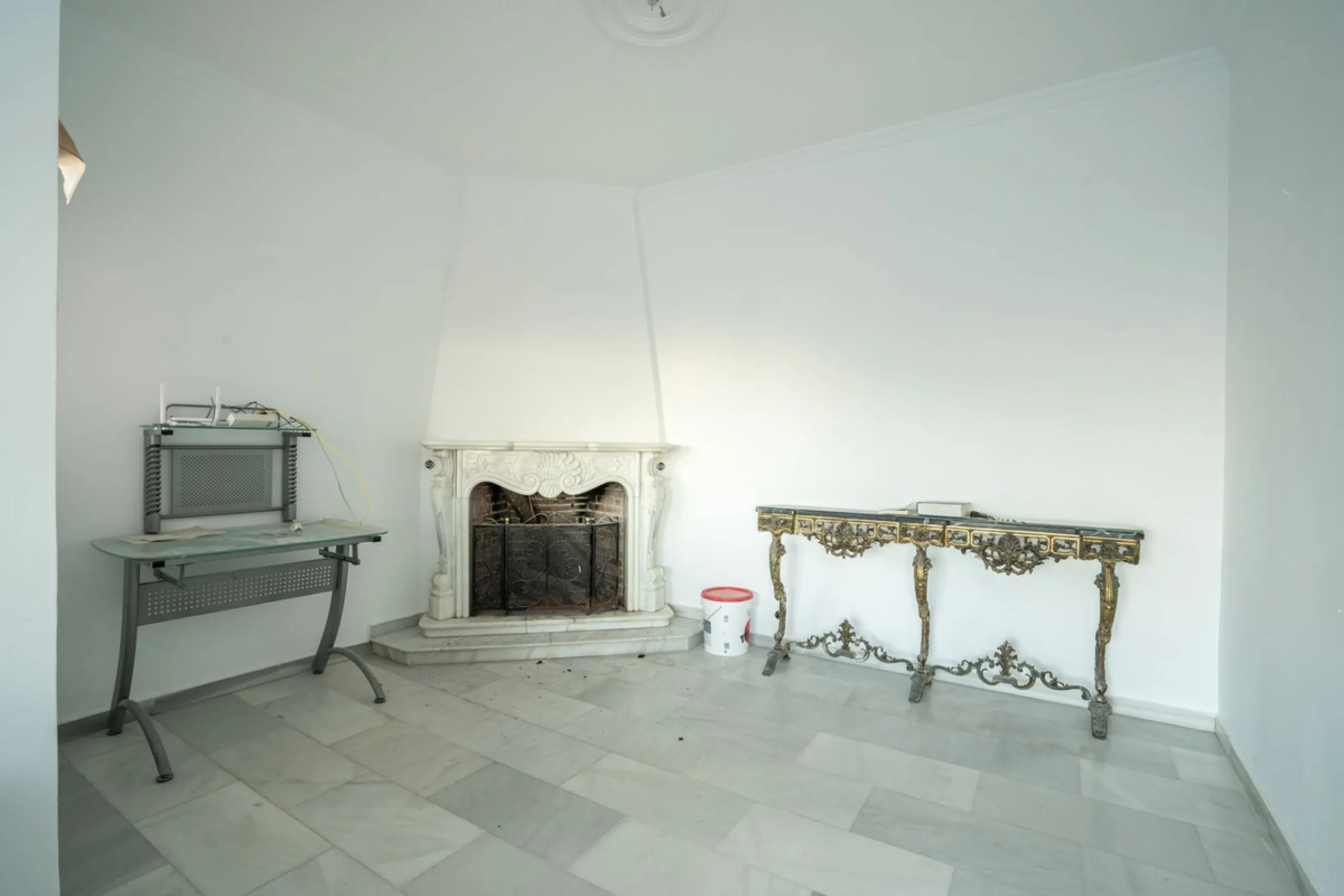 Magnificent Villa in Benalmádena Pueblo to finish renovating -  Spacious property for sale located in a quiet area, with a land size of 2,638 m². The main house has two floors, with a living room and fireplace on the upper floor, and a terrace with impres
