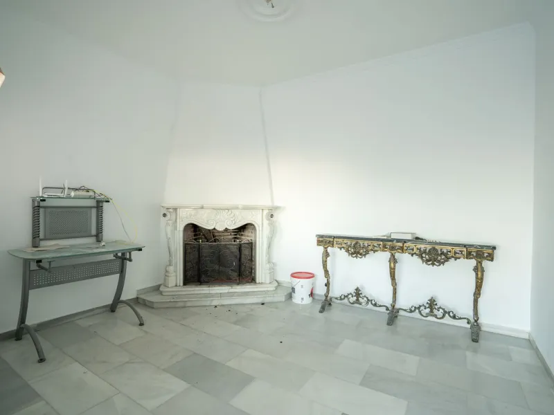Magnificent Villa in Benalmádena Pueblo to finish renovating -  Spacious property for sale located in a quiet area, with a land size of 2,638 m². The main house has two floors, with a living room and fireplace on the upper floor, and a terrace with impres