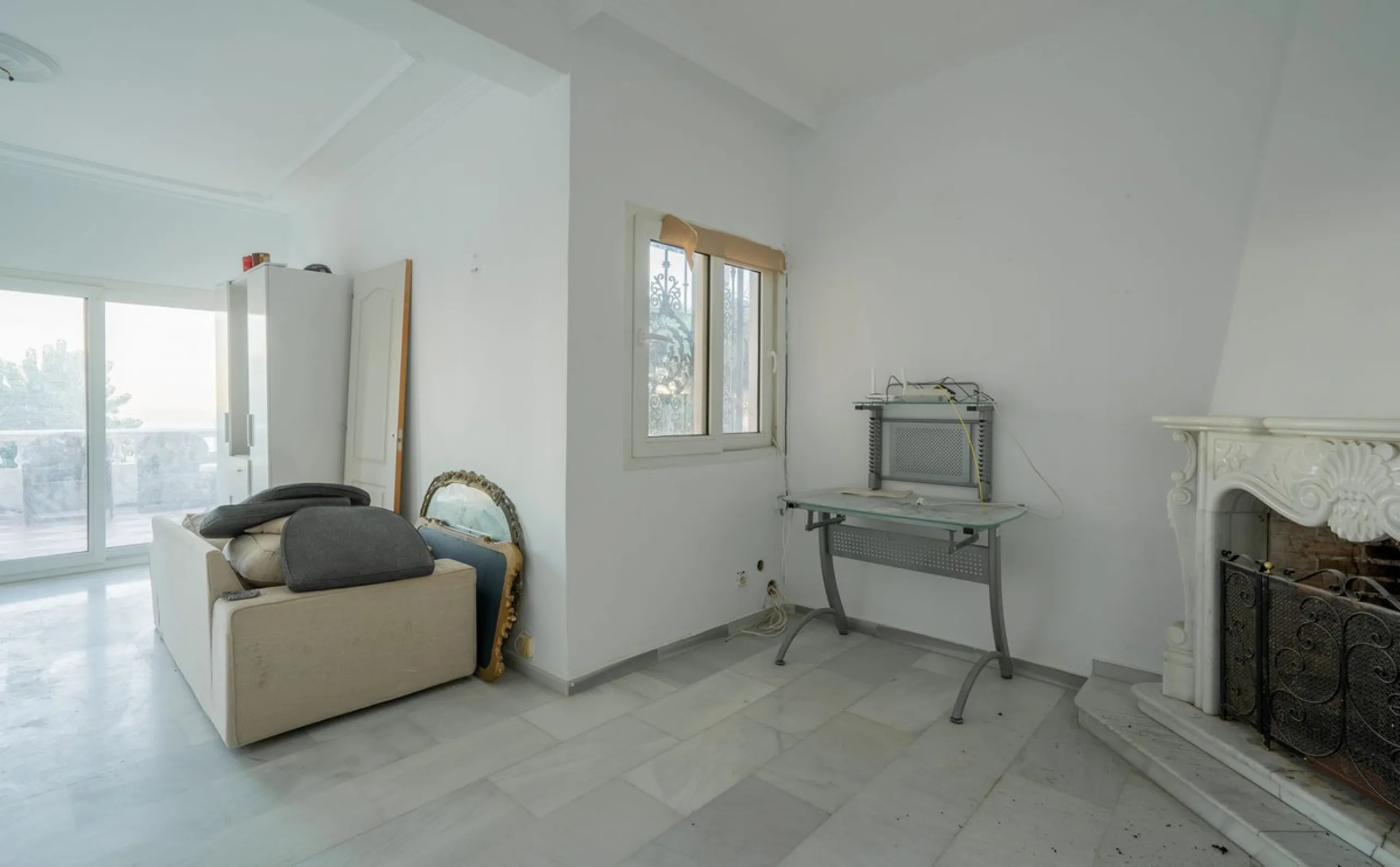 Magnificent Villa in Benalmádena Pueblo to finish renovating -  Spacious property for sale located in a quiet area, with a land size of 2,638 m². The main house has two floors, with a living room and fireplace on the upper floor, and a terrace with impres