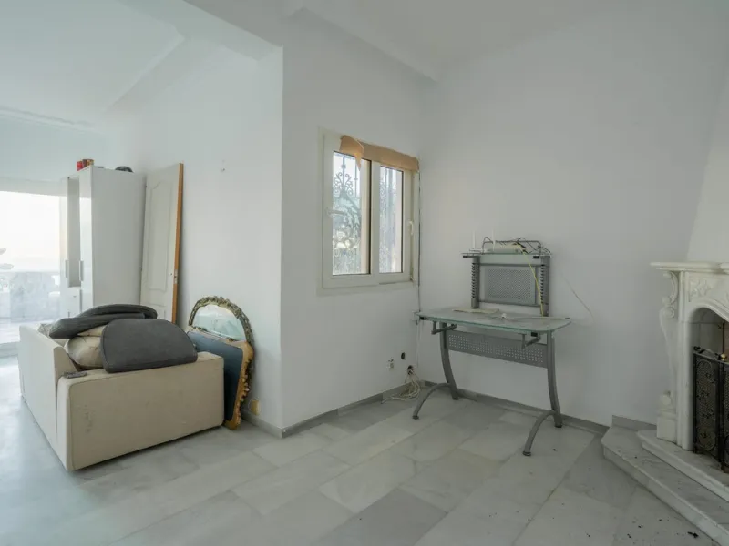 Magnificent Villa in Benalmádena Pueblo to finish renovating -  Spacious property for sale located in a quiet area, with a land size of 2,638 m². The main house has two floors, with a living room and fireplace on the upper floor, and a terrace with impres