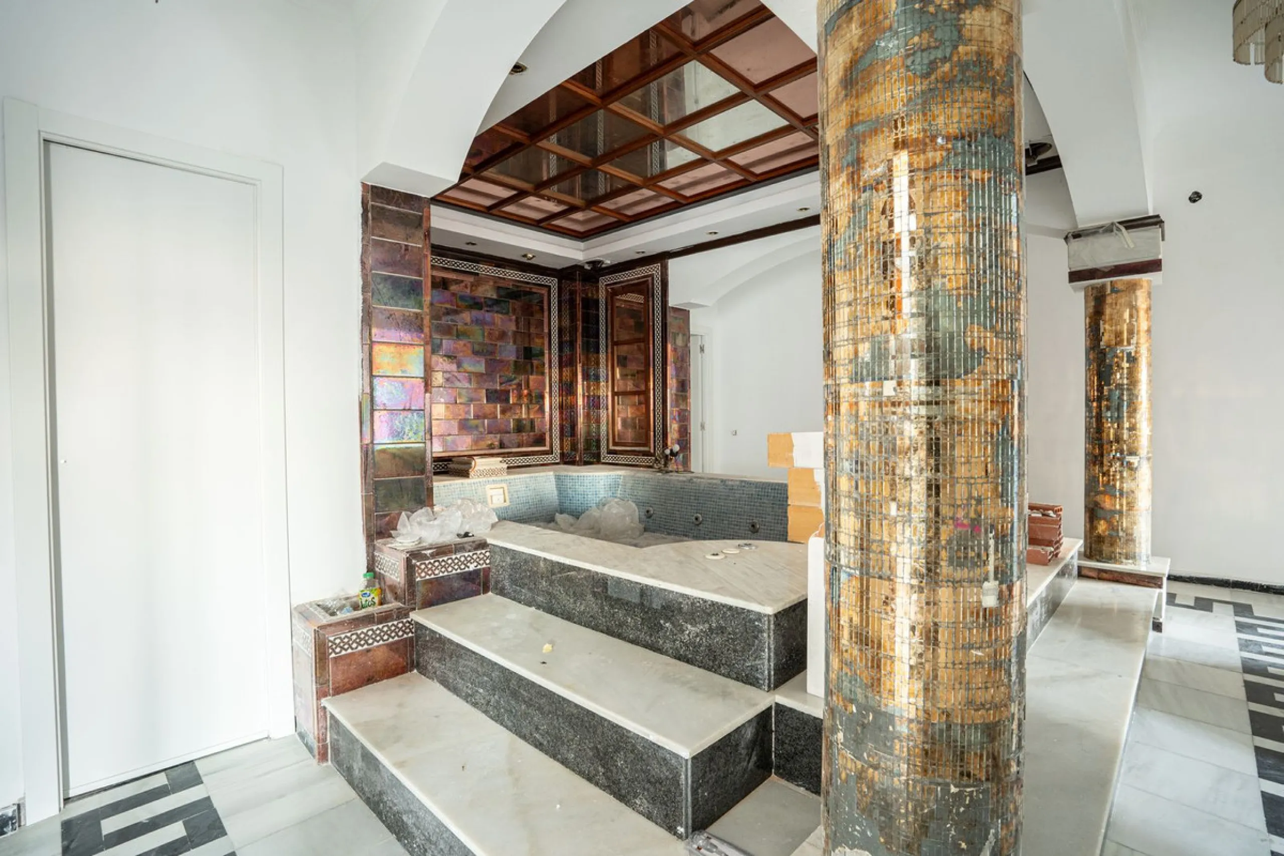 Magnificent Villa in Benalmádena Pueblo to finish renovating -  Spacious property for sale located in a quiet area, with a land size of 2,638 m². The main house has two floors, with a living room and fireplace on the upper floor, and a terrace with impres