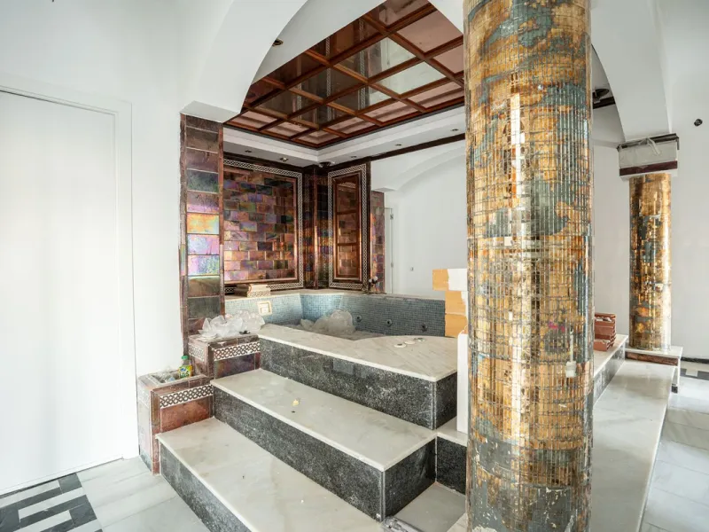 Magnificent Villa in Benalmádena Pueblo to finish renovating -  Spacious property for sale located in a quiet area, with a land size of 2,638 m². The main house has two floors, with a living room and fireplace on the upper floor, and a terrace with impres