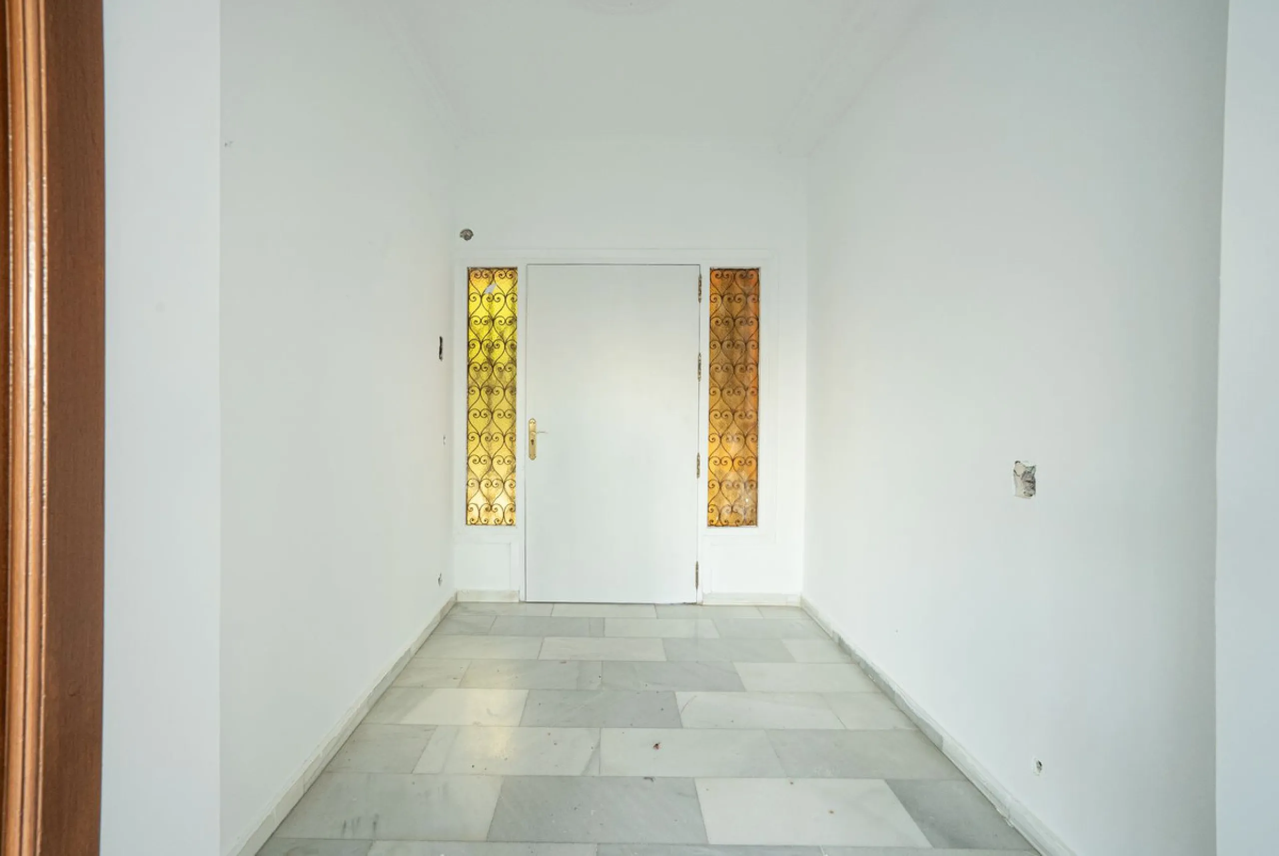 Magnificent Villa in Benalmádena Pueblo to finish renovating -  Spacious property for sale located in a quiet area, with a land size of 2,638 m². The main house has two floors, with a living room and fireplace on the upper floor, and a terrace with impres