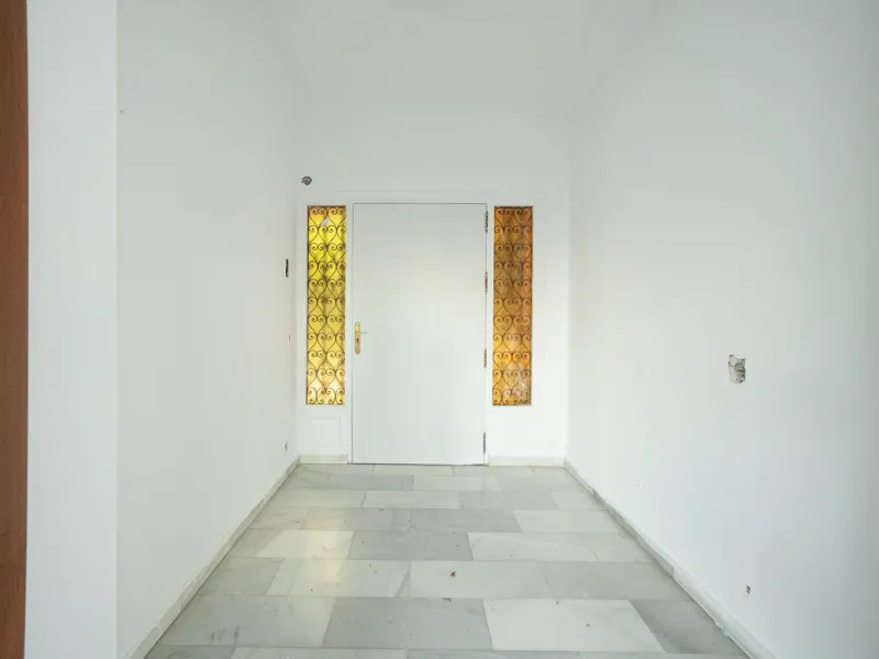 Magnificent Villa in Benalmádena Pueblo to finish renovating -  Spacious property for sale located in a quiet area, with a land size of 2,638 m². The main house has two floors, with a living room and fireplace on the upper floor, and a terrace with impres