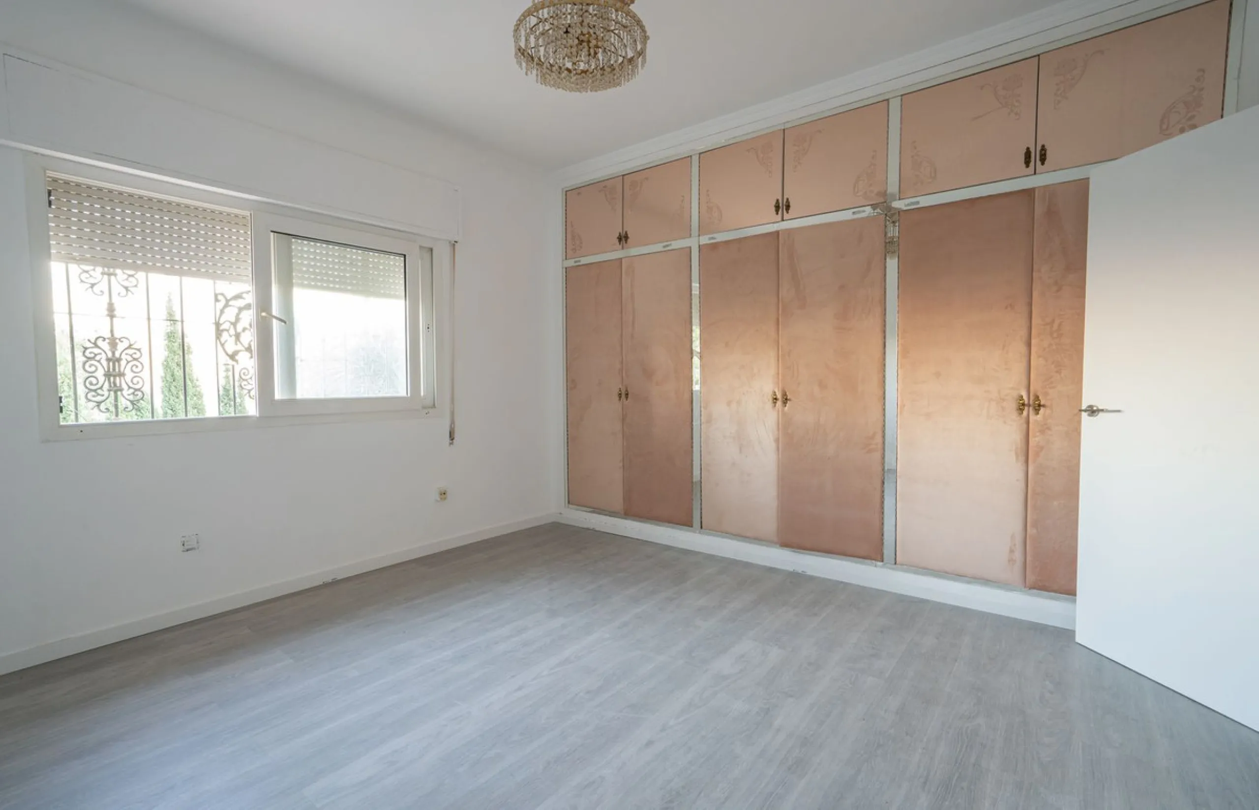 Magnificent Villa in Benalmádena Pueblo to finish renovating -  Spacious property for sale located in a quiet area, with a land size of 2,638 m². The main house has two floors, with a living room and fireplace on the upper floor, and a terrace with impres