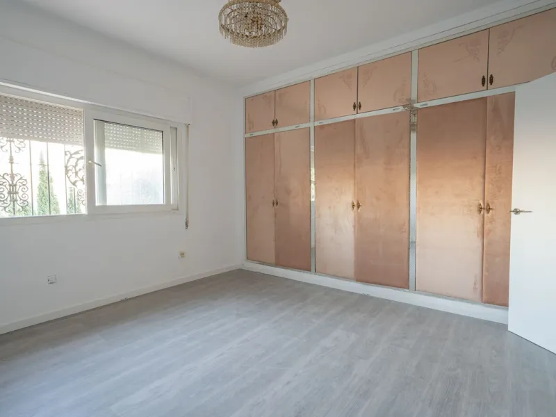 Magnificent Villa in Benalmádena Pueblo to finish renovating -  Spacious property for sale located in a quiet area, with a land size of 2,638 m². The main house has two floors, with a living room and fireplace on the upper floor, and a terrace with impres