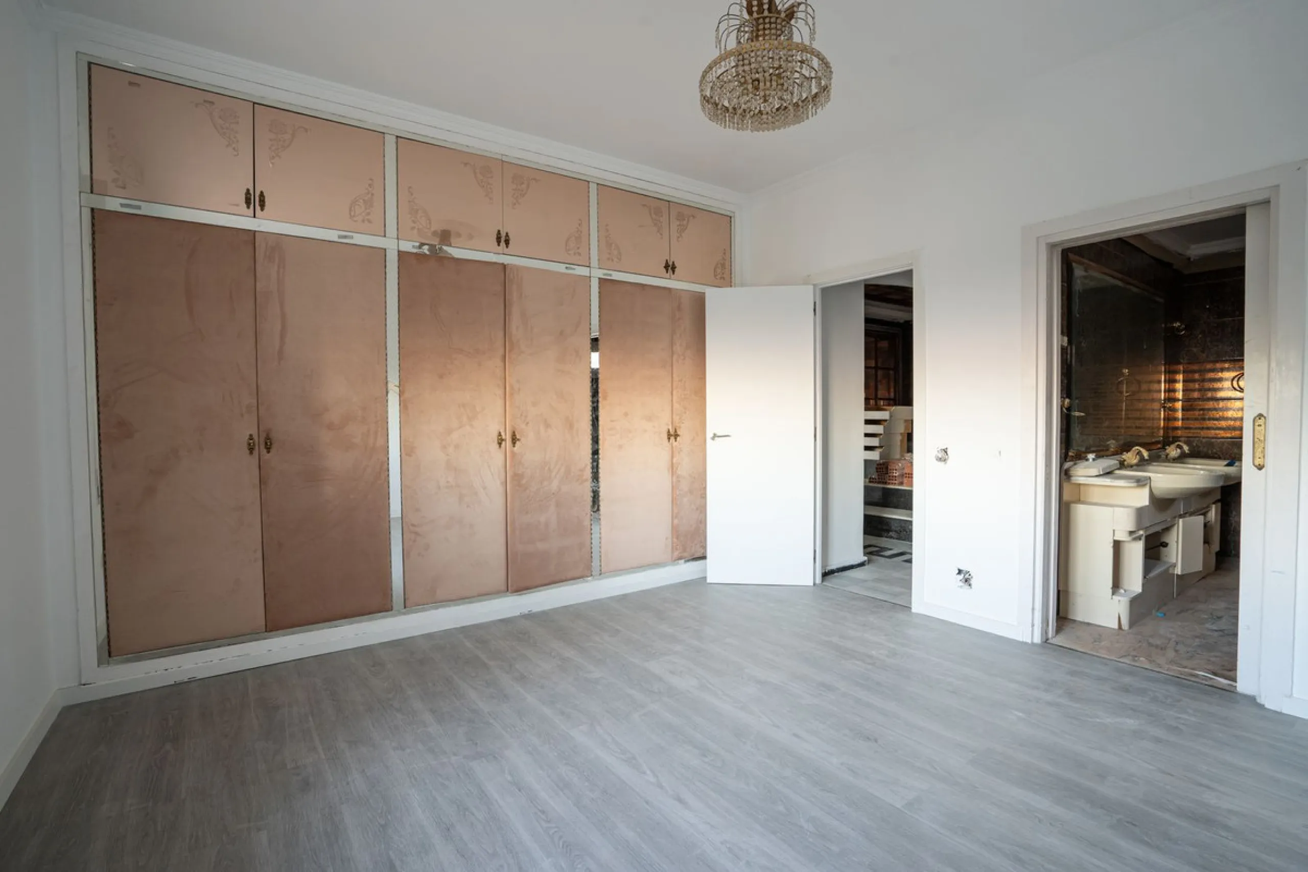 Magnificent Villa in Benalmádena Pueblo to finish renovating -  Spacious property for sale located in a quiet area, with a land size of 2,638 m². The main house has two floors, with a living room and fireplace on the upper floor, and a terrace with impres