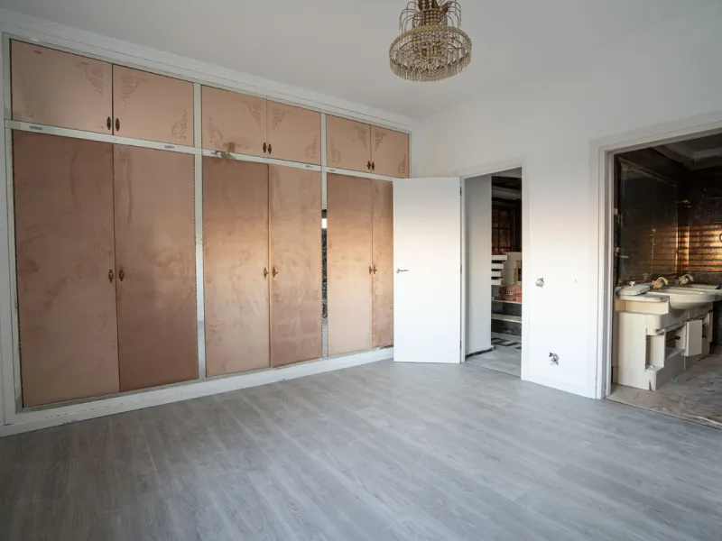 Magnificent Villa in Benalmádena Pueblo to finish renovating -  Spacious property for sale located in a quiet area, with a land size of 2,638 m². The main house has two floors, with a living room and fireplace on the upper floor, and a terrace with impres
