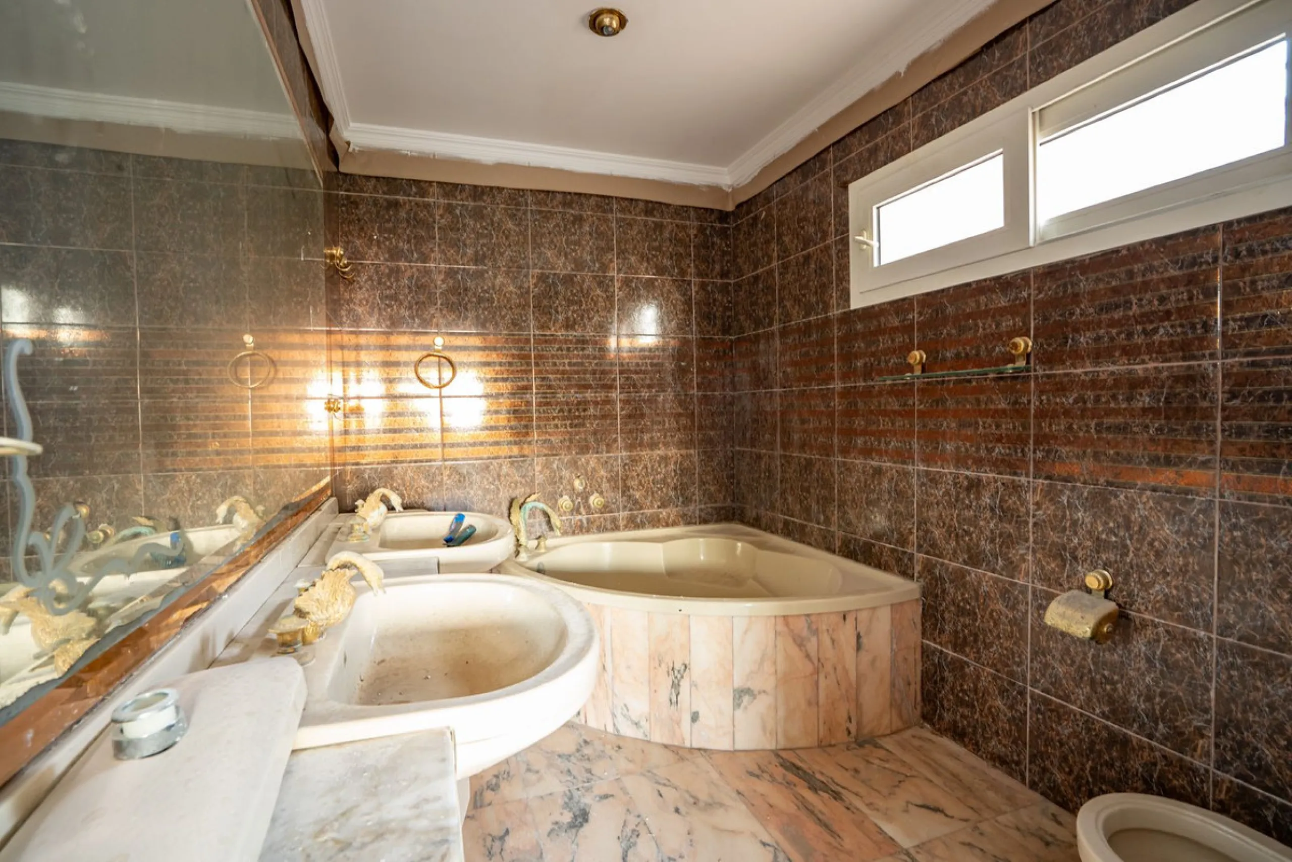 Magnificent Villa in Benalmádena Pueblo to finish renovating -  Spacious property for sale located in a quiet area, with a land size of 2,638 m². The main house has two floors, with a living room and fireplace on the upper floor, and a terrace with impres