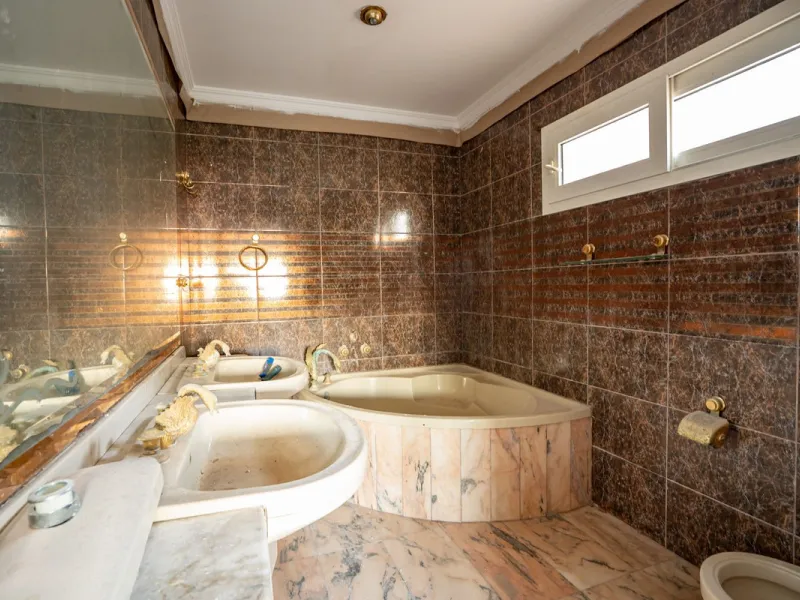 Magnificent Villa in Benalmádena Pueblo to finish renovating -  Spacious property for sale located in a quiet area, with a land size of 2,638 m². The main house has two floors, with a living room and fireplace on the upper floor, and a terrace with impres