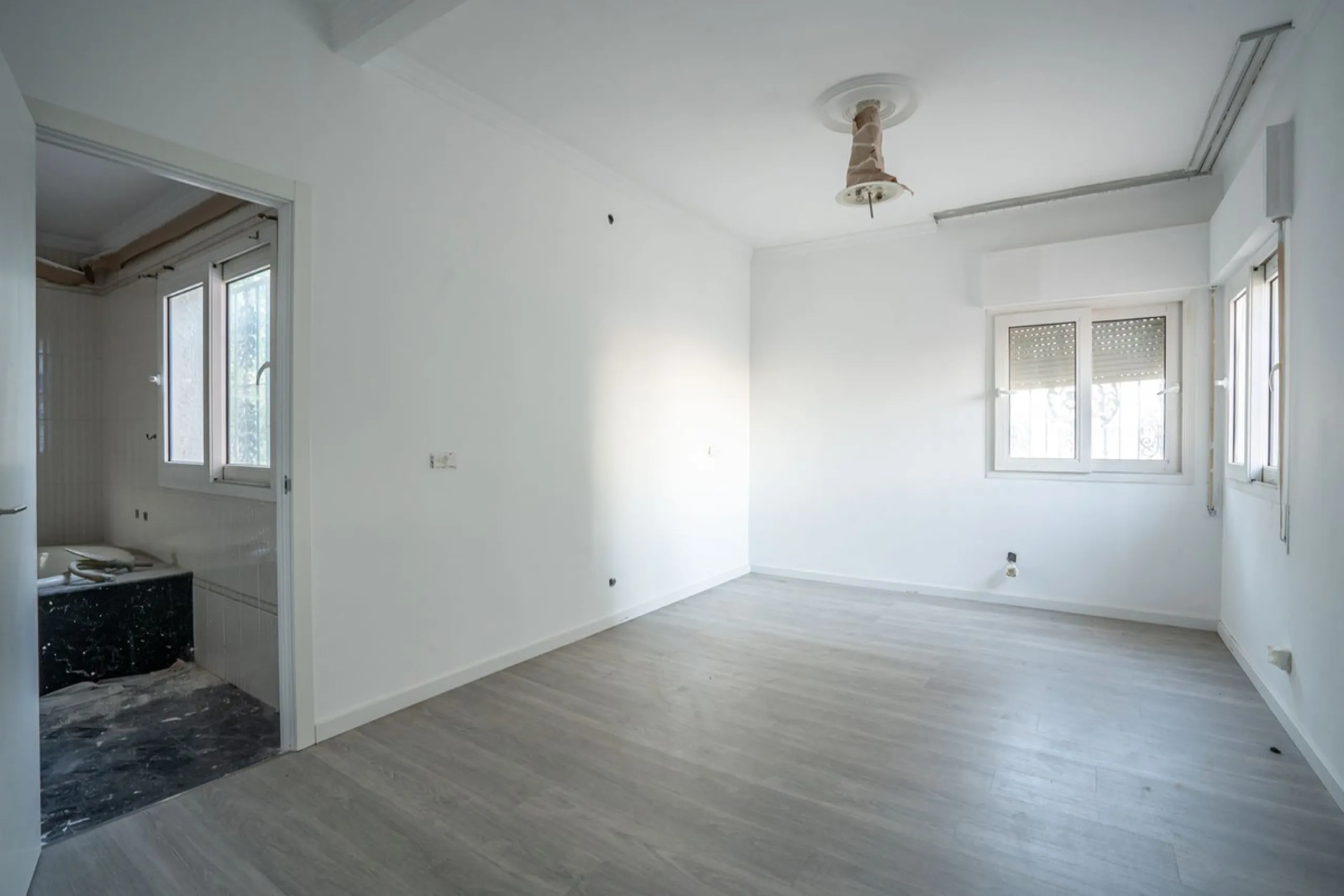 Magnificent Villa in Benalmádena Pueblo to finish renovating -  Spacious property for sale located in a quiet area, with a land size of 2,638 m². The main house has two floors, with a living room and fireplace on the upper floor, and a terrace with impres