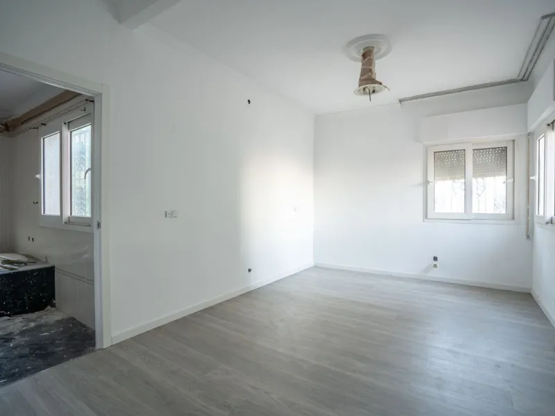 Magnificent Villa in Benalmádena Pueblo to finish renovating -  Spacious property for sale located in a quiet area, with a land size of 2,638 m². The main house has two floors, with a living room and fireplace on the upper floor, and a terrace with impres