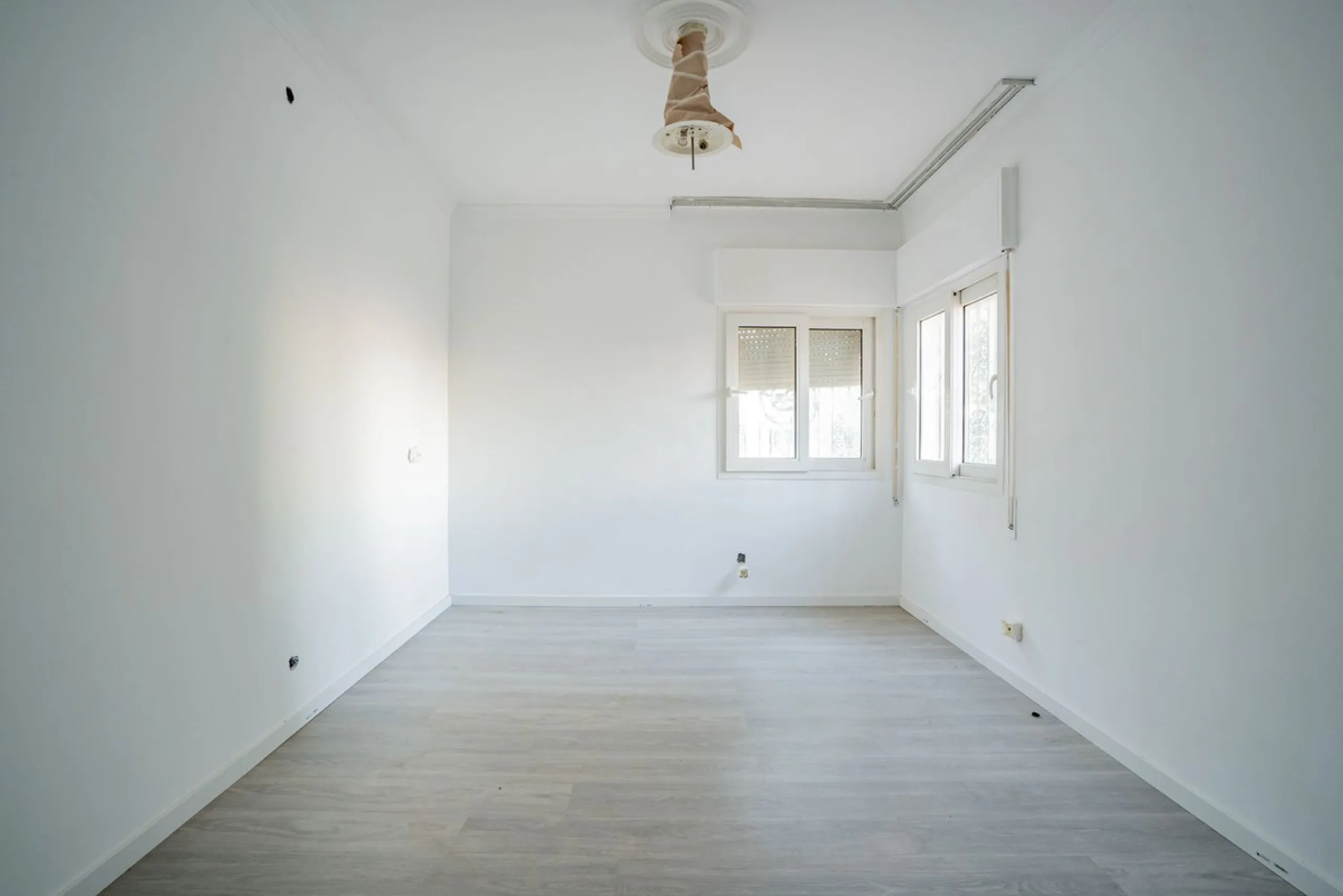 Magnificent Villa in Benalmádena Pueblo to finish renovating -  Spacious property for sale located in a quiet area, with a land size of 2,638 m². The main house has two floors, with a living room and fireplace on the upper floor, and a terrace with impres