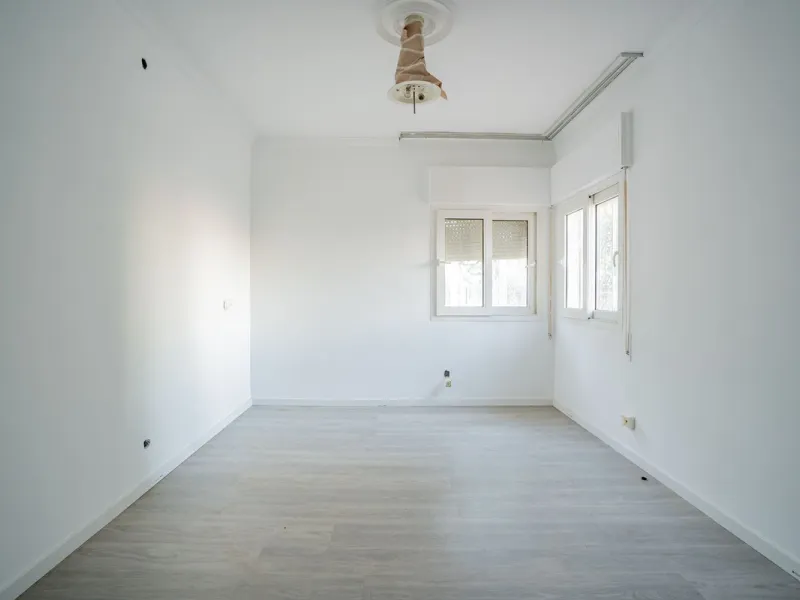 Magnificent Villa in Benalmádena Pueblo to finish renovating -  Spacious property for sale located in a quiet area, with a land size of 2,638 m². The main house has two floors, with a living room and fireplace on the upper floor, and a terrace with impres