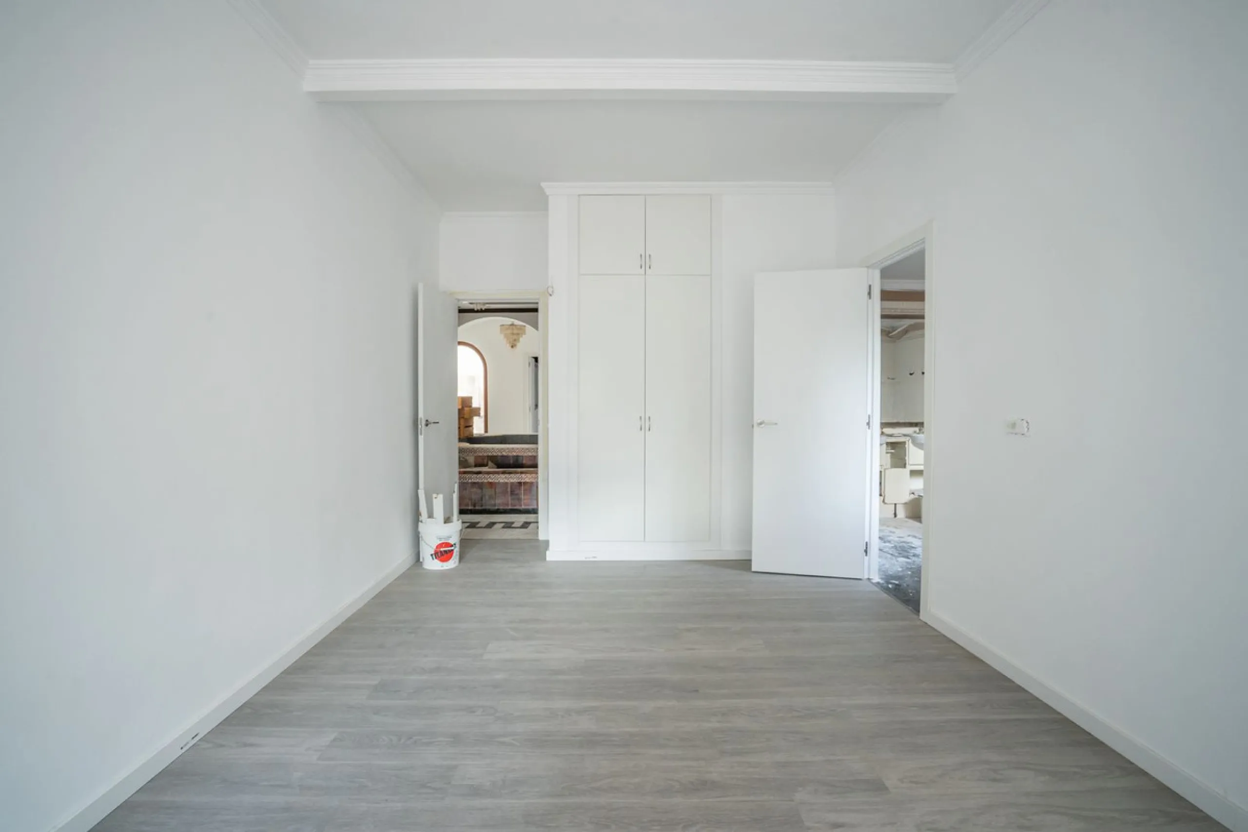 Magnificent Villa in Benalmádena Pueblo to finish renovating -  Spacious property for sale located in a quiet area, with a land size of 2,638 m². The main house has two floors, with a living room and fireplace on the upper floor, and a terrace with impres