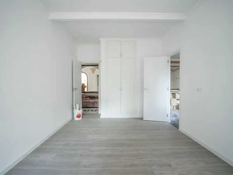 Magnificent Villa in Benalmádena Pueblo to finish renovating -  Spacious property for sale located in a quiet area, with a land size of 2,638 m². The main house has two floors, with a living room and fireplace on the upper floor, and a terrace with impres