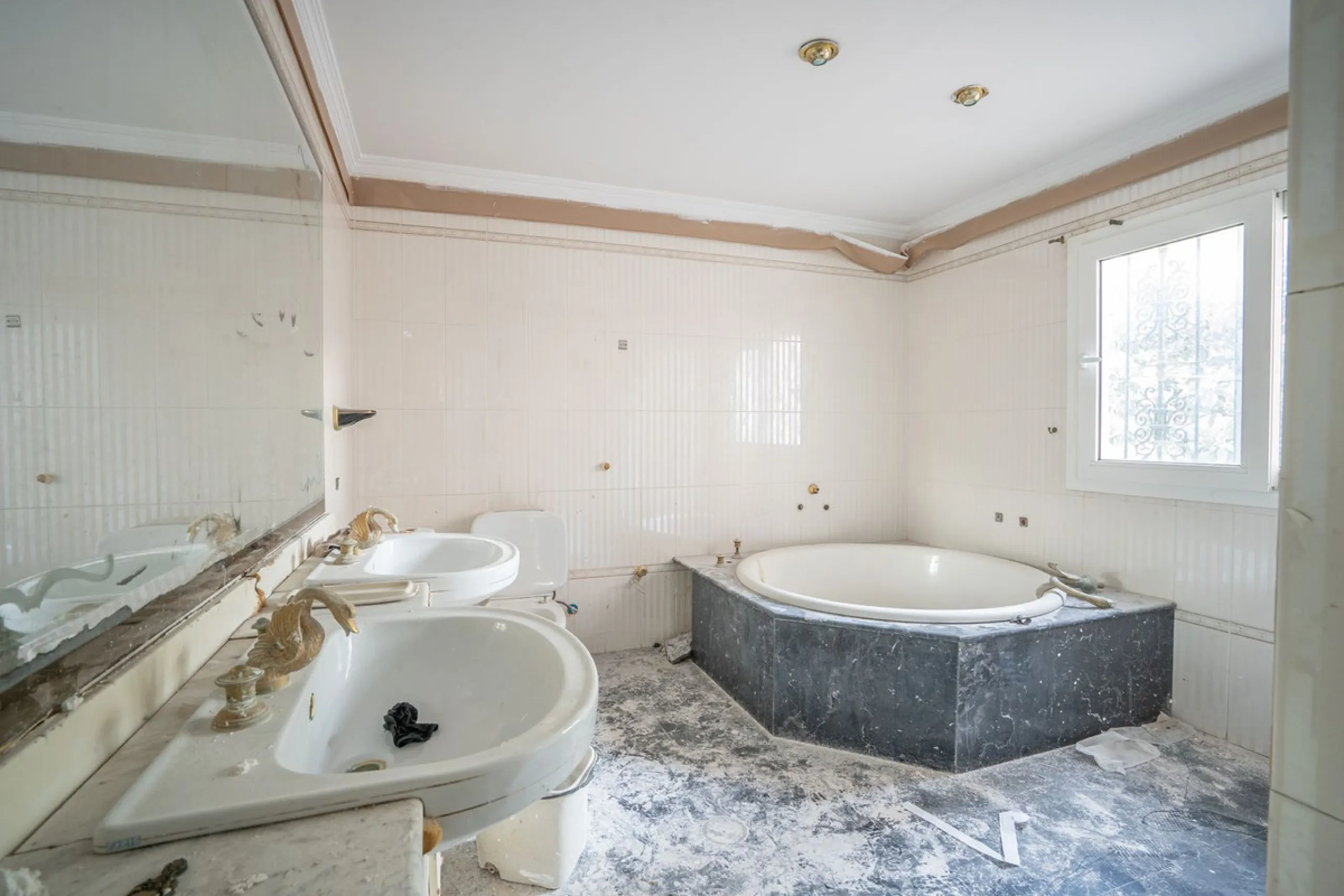 Magnificent Villa in Benalmádena Pueblo to finish renovating -  Spacious property for sale located in a quiet area, with a land size of 2,638 m². The main house has two floors, with a living room and fireplace on the upper floor, and a terrace with impres