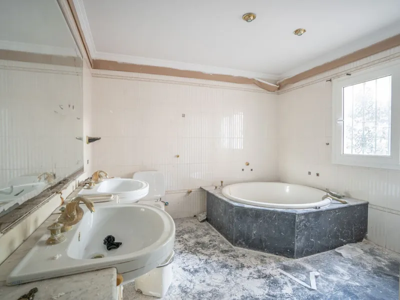 Magnificent Villa in Benalmádena Pueblo to finish renovating -  Spacious property for sale located in a quiet area, with a land size of 2,638 m². The main house has two floors, with a living room and fireplace on the upper floor, and a terrace with impres