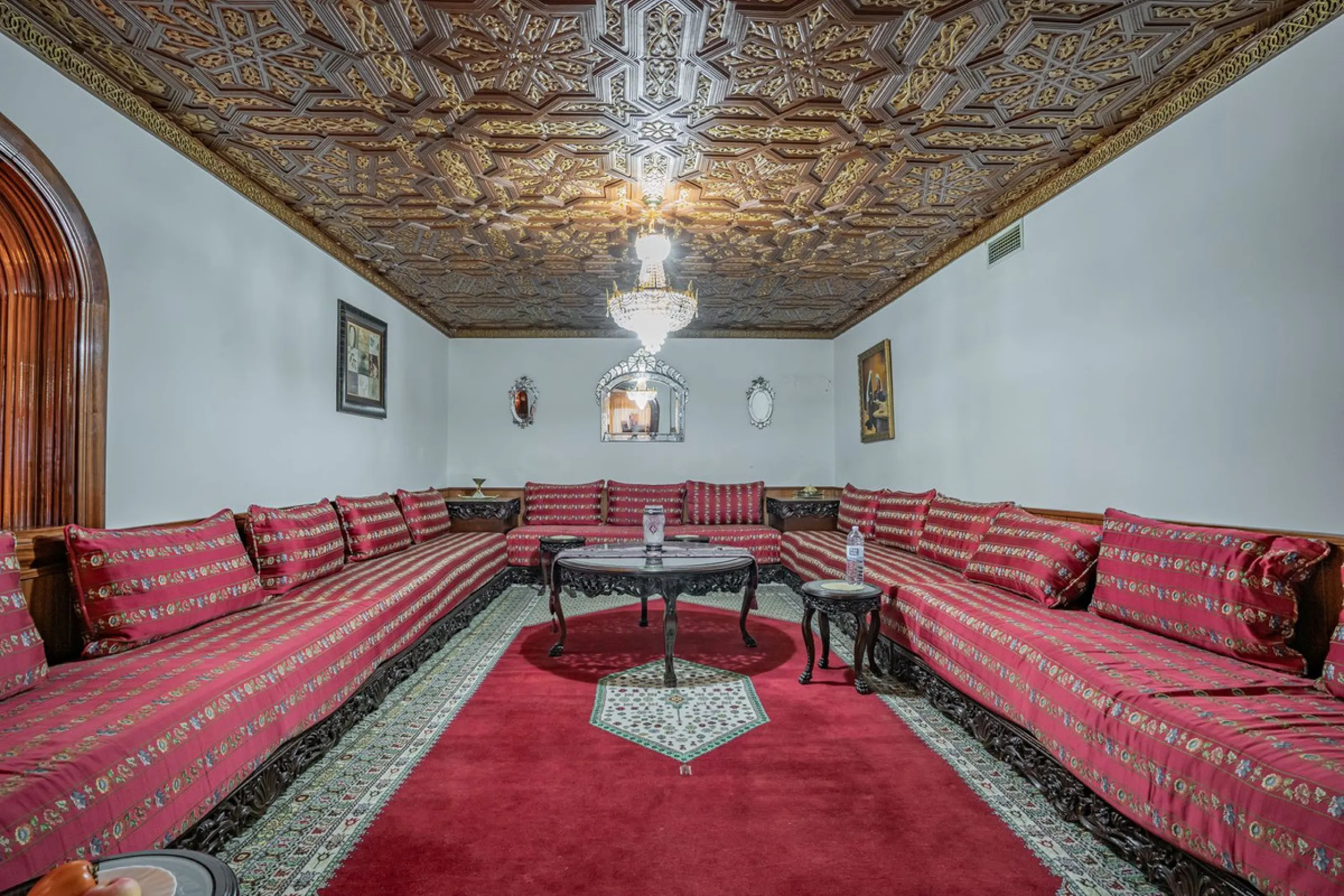 Magnificent Villa in Benalmádena Pueblo to finish renovating -  Spacious property for sale located in a quiet area, with a land size of 2,638 m². The main house has two floors, with a living room and fireplace on the upper floor, and a terrace with impres