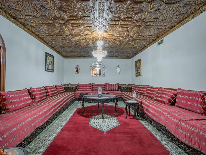 Magnificent Villa in Benalmádena Pueblo to finish renovating -  Spacious property for sale located in a quiet area, with a land size of 2,638 m². The main house has two floors, with a living room and fireplace on the upper floor, and a terrace with impres