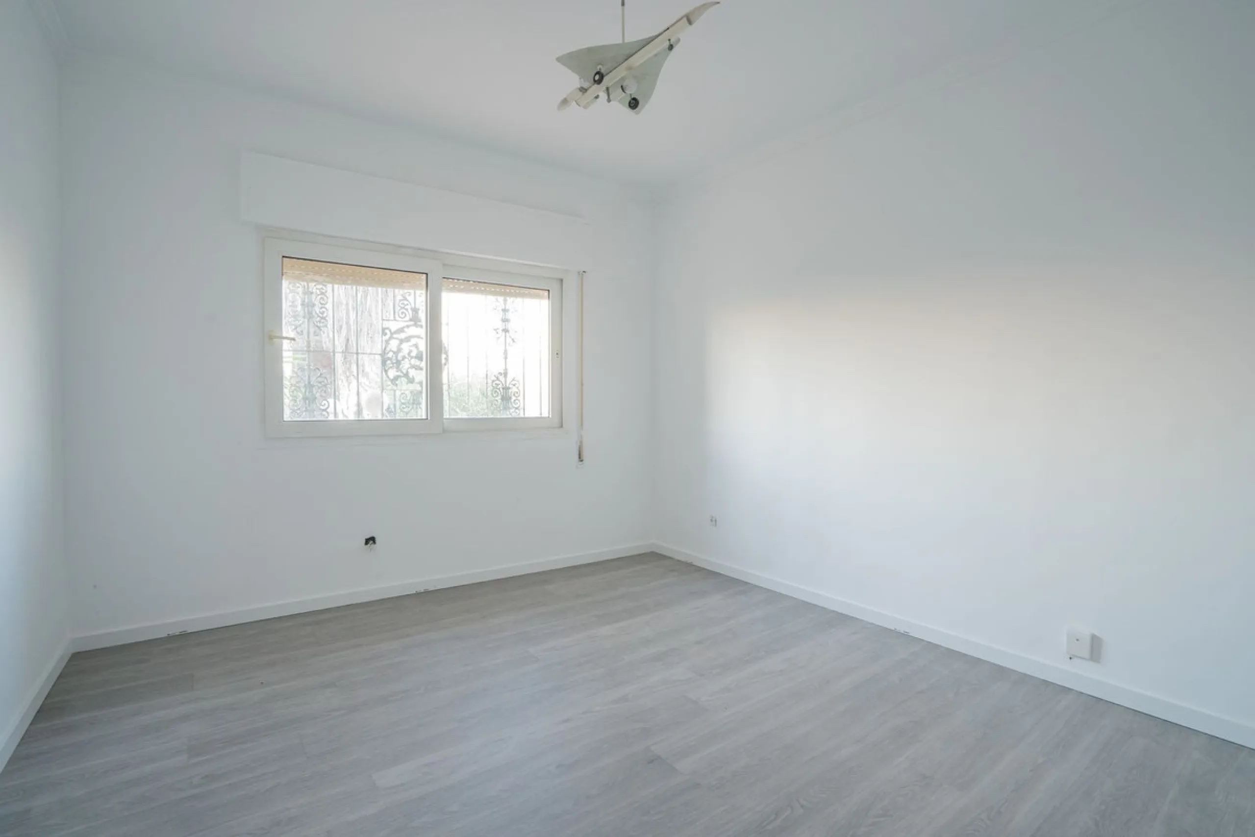 Magnificent Villa in Benalmádena Pueblo to finish renovating -  Spacious property for sale located in a quiet area, with a land size of 2,638 m². The main house has two floors, with a living room and fireplace on the upper floor, and a terrace with impres