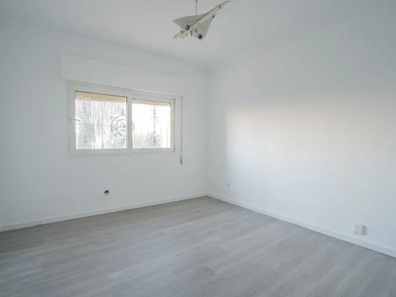 Magnificent Villa in Benalmádena Pueblo to finish renovating -  Spacious property for sale located in a quiet area, with a land size of 2,638 m². The main house has two floors, with a living room and fireplace on the upper floor, and a terrace with impres