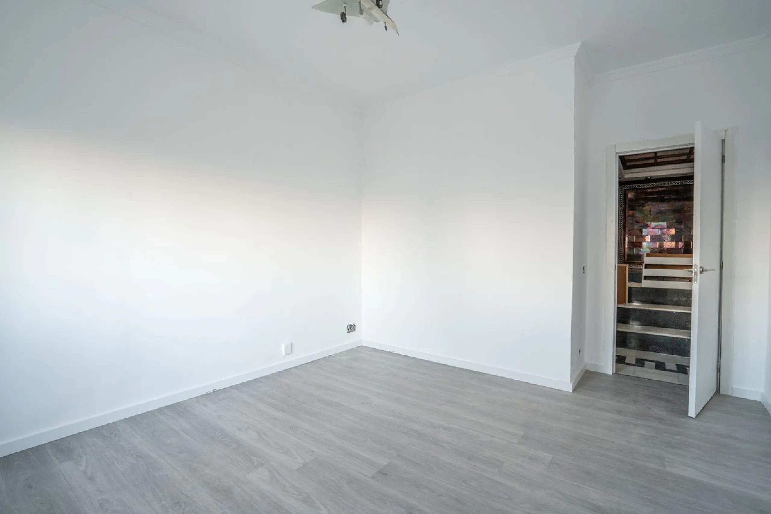 Magnificent Villa in Benalmádena Pueblo to finish renovating -  Spacious property for sale located in a quiet area, with a land size of 2,638 m². The main house has two floors, with a living room and fireplace on the upper floor, and a terrace with impres