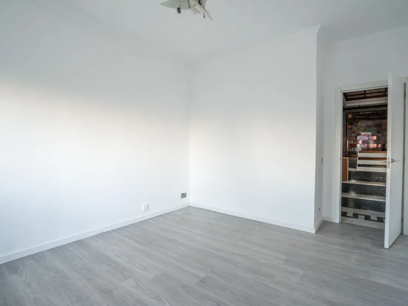 Magnificent Villa in Benalmádena Pueblo to finish renovating -  Spacious property for sale located in a quiet area, with a land size of 2,638 m². The main house has two floors, with a living room and fireplace on the upper floor, and a terrace with impres