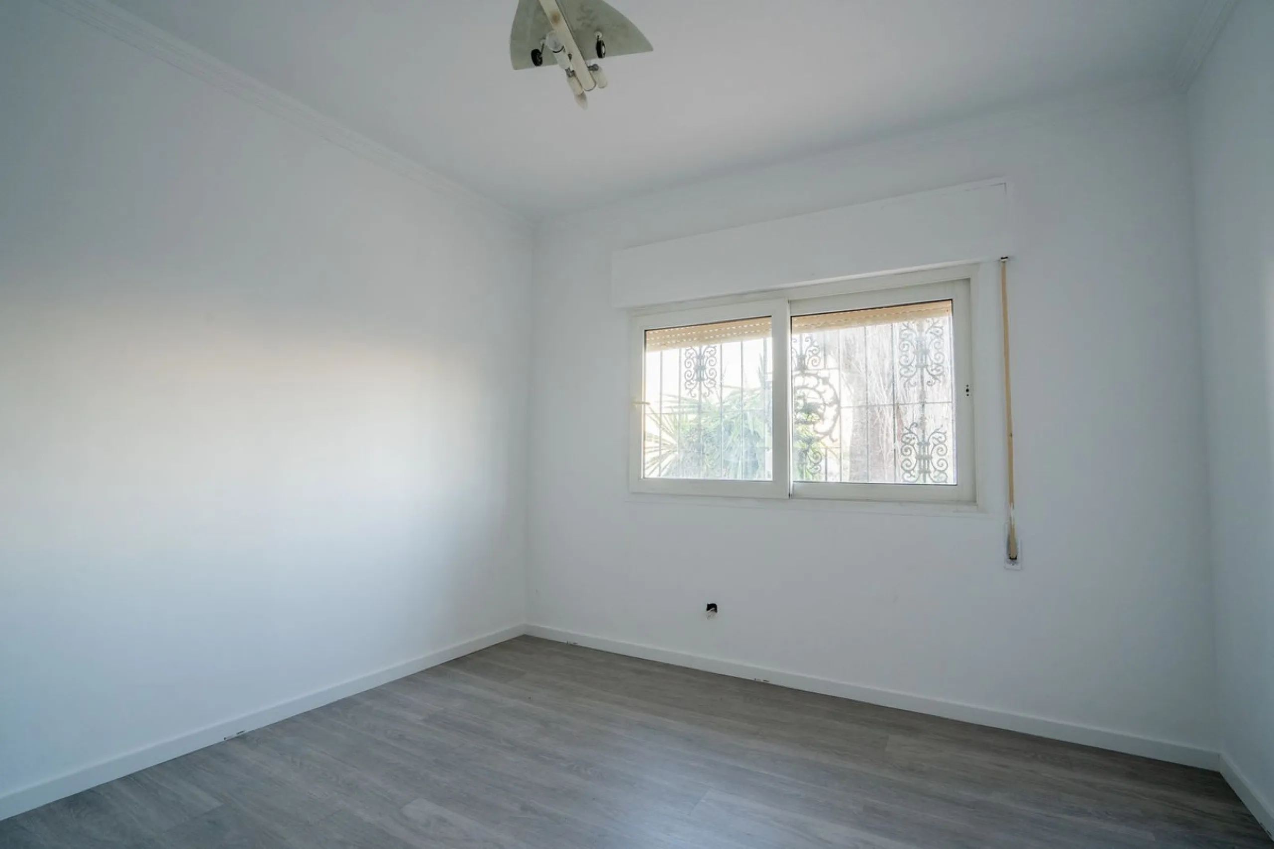 Magnificent Villa in Benalmádena Pueblo to finish renovating -  Spacious property for sale located in a quiet area, with a land size of 2,638 m². The main house has two floors, with a living room and fireplace on the upper floor, and a terrace with impres