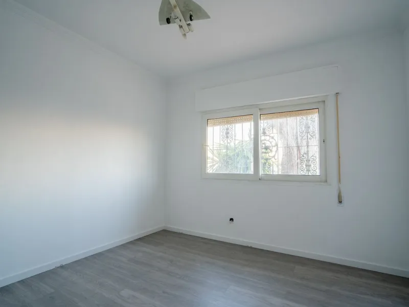 Magnificent Villa in Benalmádena Pueblo to finish renovating -  Spacious property for sale located in a quiet area, with a land size of 2,638 m². The main house has two floors, with a living room and fireplace on the upper floor, and a terrace with impres