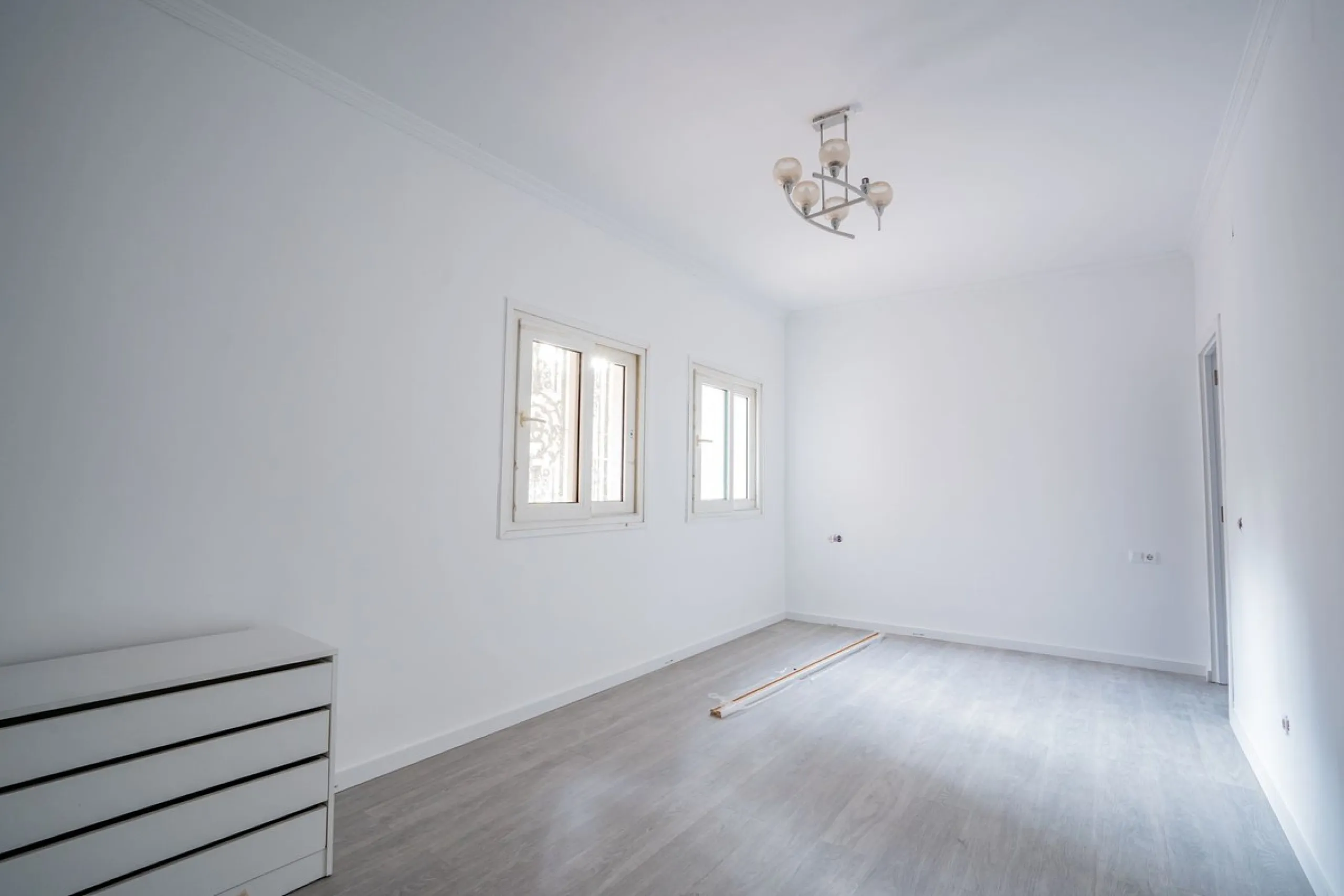 Magnificent Villa in Benalmádena Pueblo to finish renovating -  Spacious property for sale located in a quiet area, with a land size of 2,638 m². The main house has two floors, with a living room and fireplace on the upper floor, and a terrace with impres