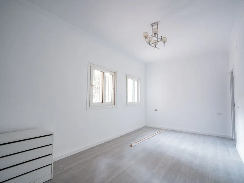 Magnificent Villa in Benalmádena Pueblo to finish renovating -  Spacious property for sale located in a quiet area, with a land size of 2,638 m². The main house has two floors, with a living room and fireplace on the upper floor, and a terrace with impres