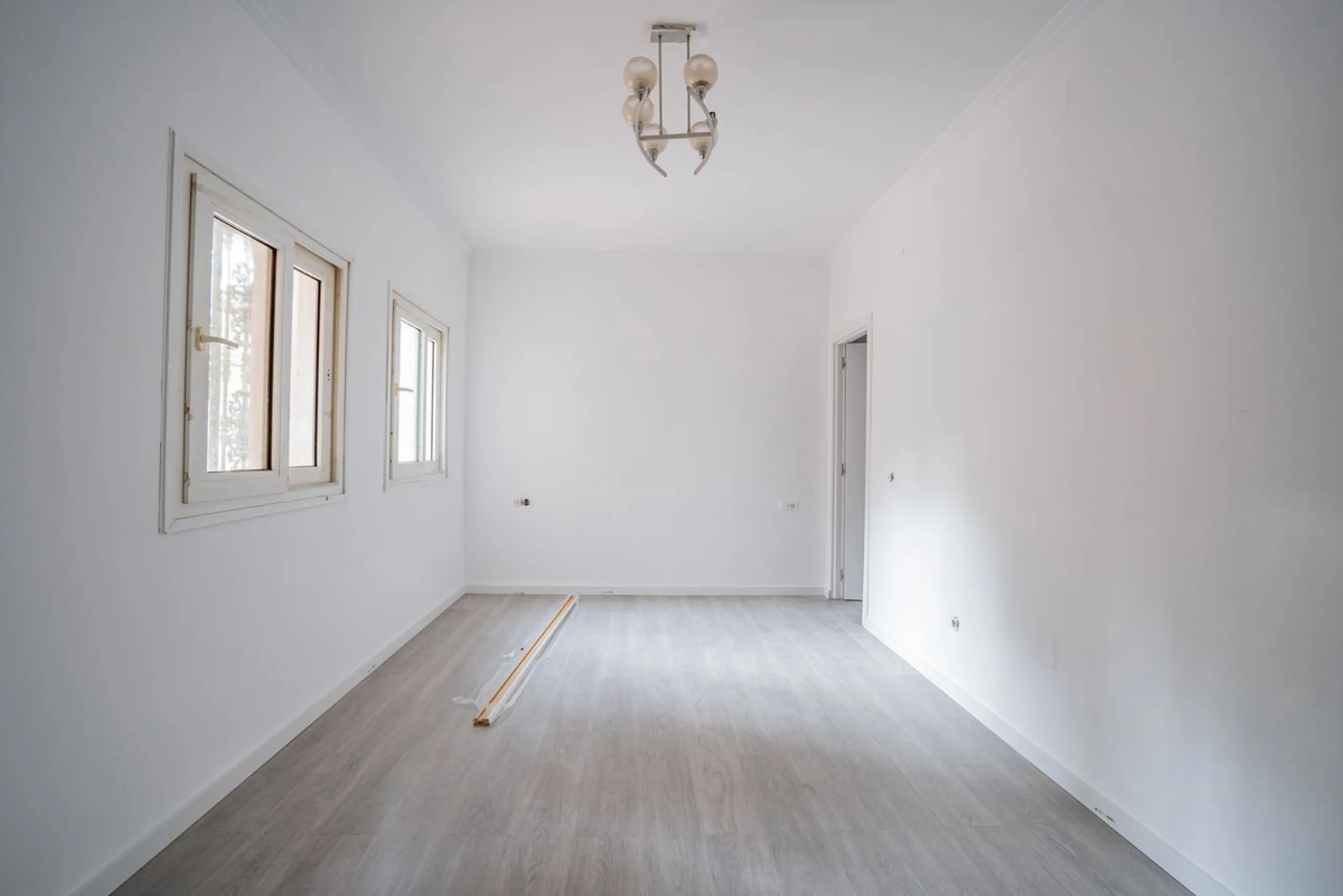 Magnificent Villa in Benalmádena Pueblo to finish renovating -  Spacious property for sale located in a quiet area, with a land size of 2,638 m². The main house has two floors, with a living room and fireplace on the upper floor, and a terrace with impres