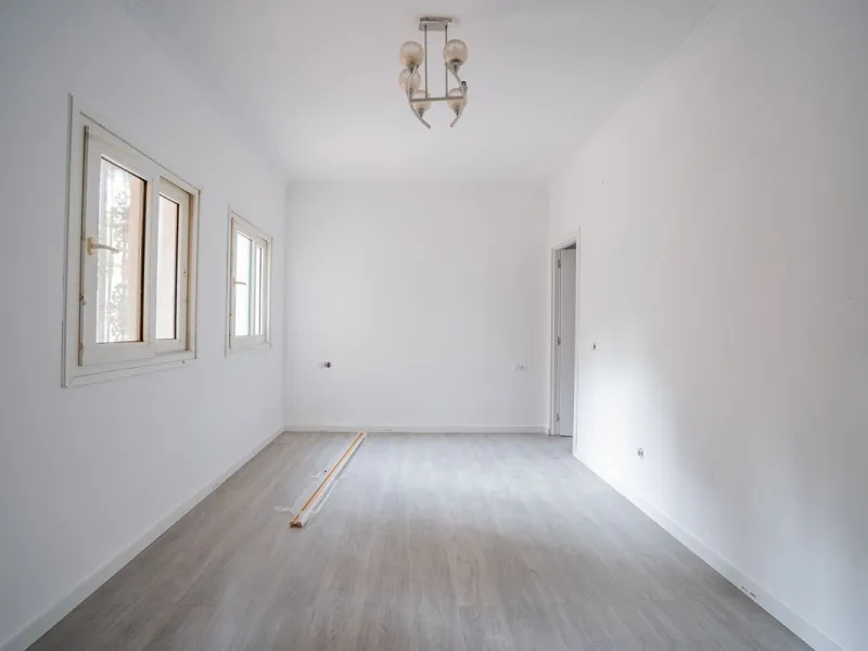 Magnificent Villa in Benalmádena Pueblo to finish renovating -  Spacious property for sale located in a quiet area, with a land size of 2,638 m². The main house has two floors, with a living room and fireplace on the upper floor, and a terrace with impres