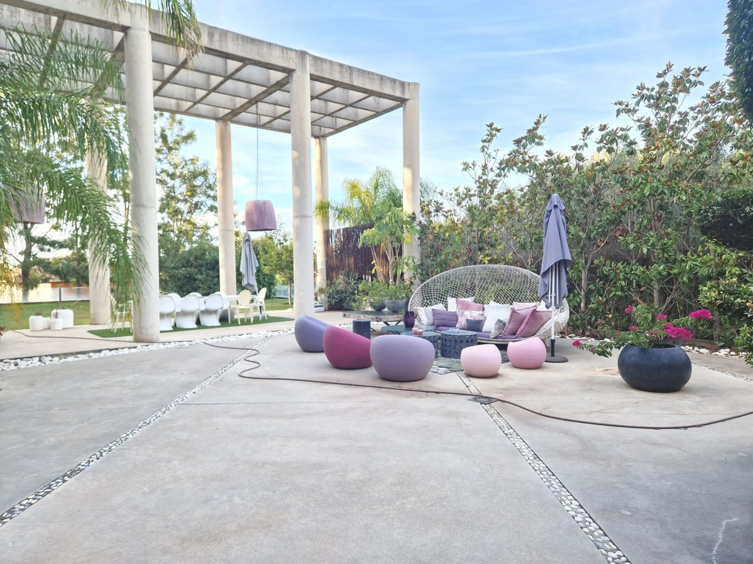Fantastic spacious and private villa in Pernet urbanization on an extensive plot of 1.811m2. Please note that it is located on a very quiet and noise-free cul-de-sac.