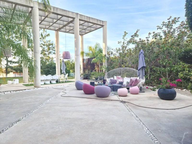 Fantastic spacious and private villa in Pernet urbanization on an extensive plot of 1.811m2. Please note that it is located on a very quiet and noise-free cul-de-sac.