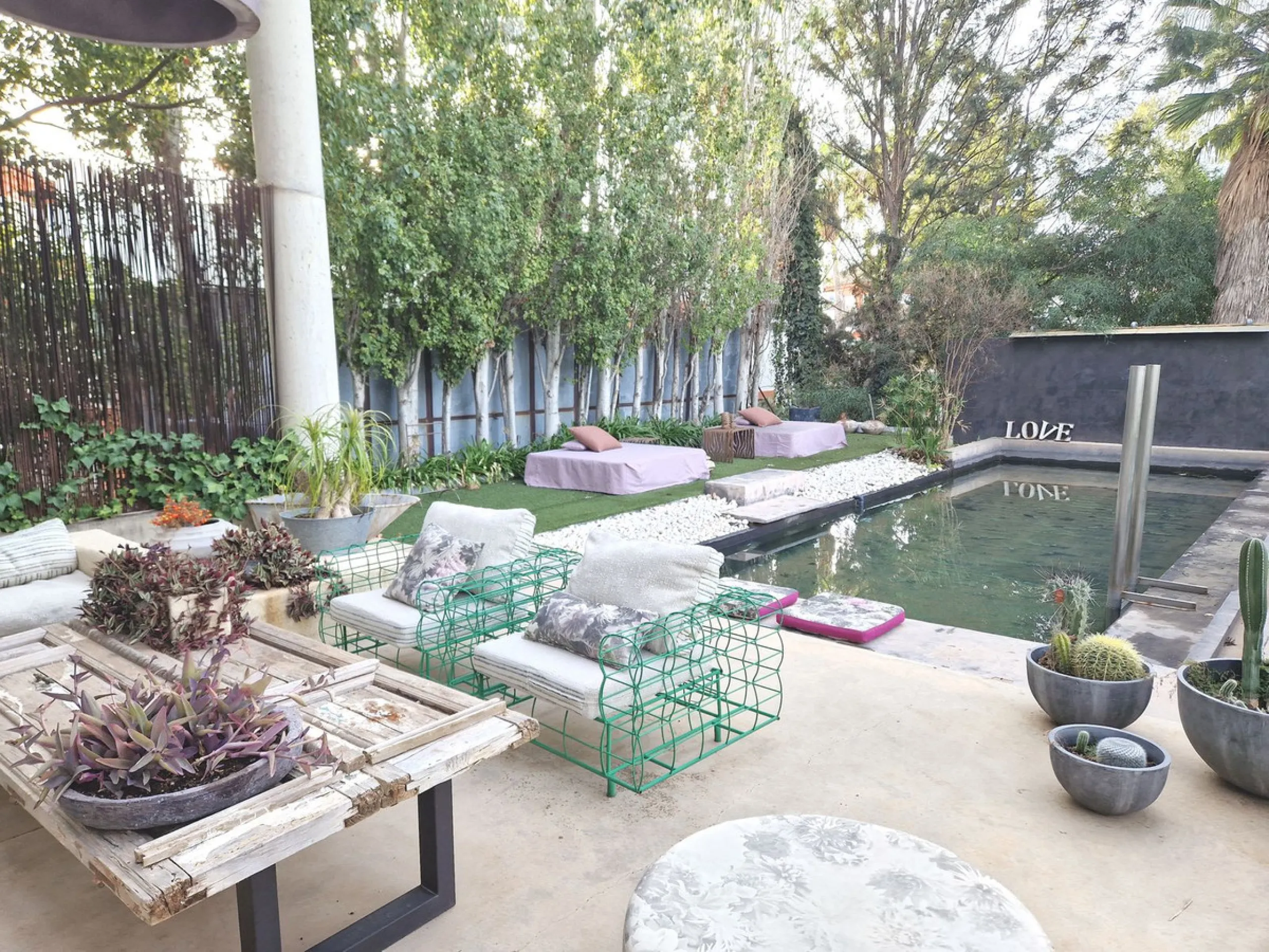Fantastic spacious and private villa in Pernet urbanization on an extensive plot of 1.811m2. Please note that it is located on a very quiet and noise-free cul-de-sac.