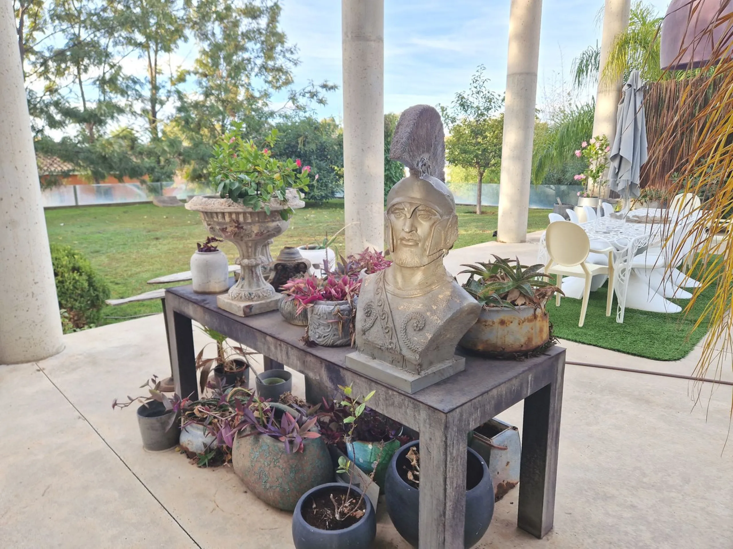 Fantastic spacious and private villa in Pernet urbanization on an extensive plot of 1.811m2. Please note that it is located on a very quiet and noise-free cul-de-sac.