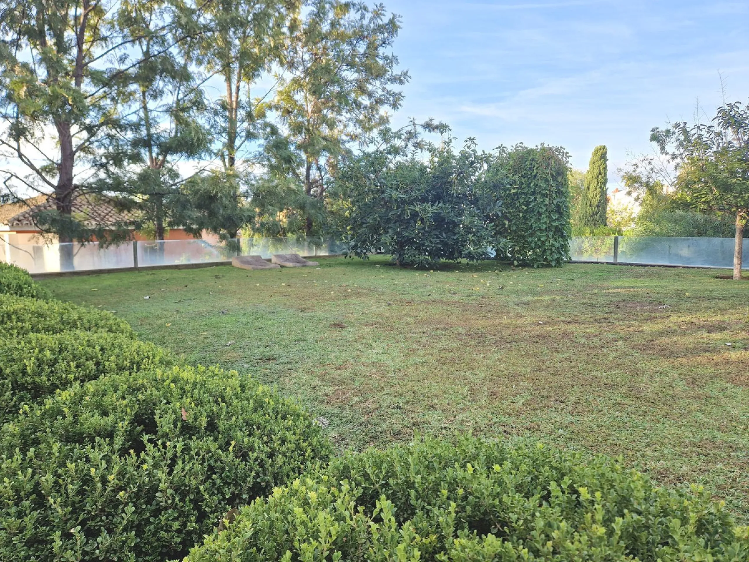 Fantastic spacious and private villa in Pernet urbanization on an extensive plot of 1.811m2. Please note that it is located on a very quiet and noise-free cul-de-sac.