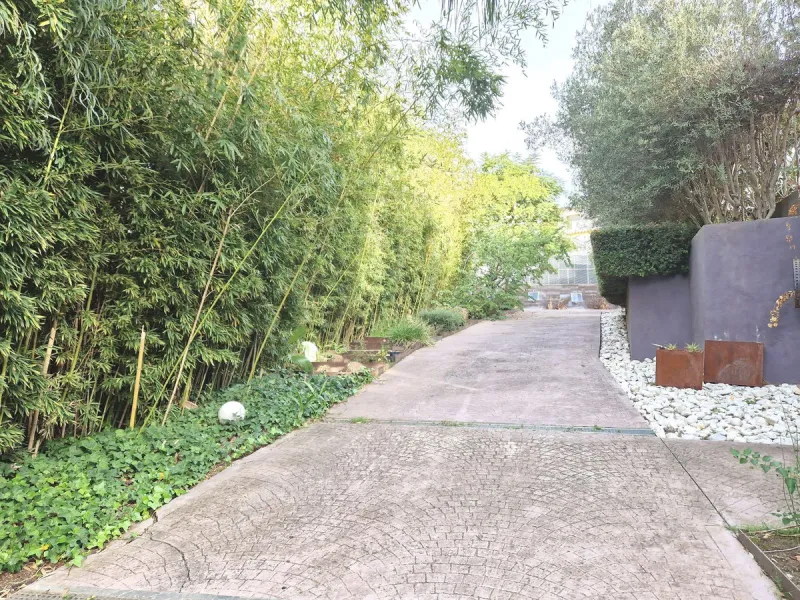 Fantastic spacious and private villa in Pernet urbanization on an extensive plot of 1.811m2. Please note that it is located on a very quiet and noise-free cul-de-sac.