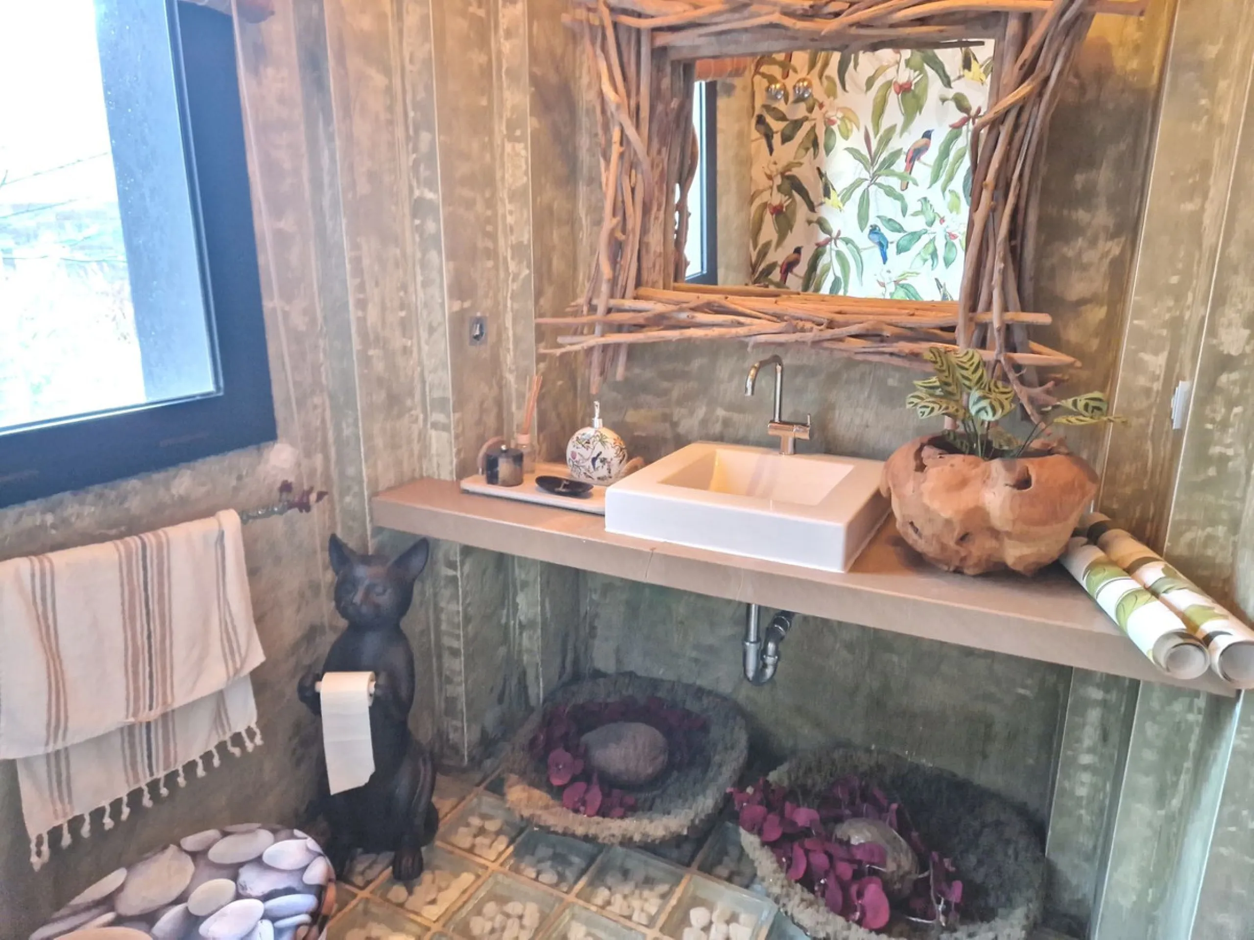 Fantastic spacious and private villa in Pernet urbanization on an extensive plot of 1.811m2. Please note that it is located on a very quiet and noise-free cul-de-sac.